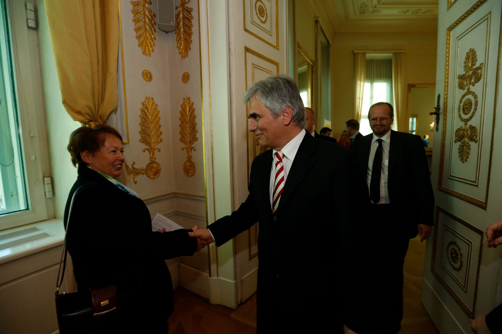 Am 26. Oktober 2013 empfing Bundeskanzler Werner Faymann im Rahmen des Nationalfeiertages Besucherinnen und Besucher im Bundeskanzleramt.