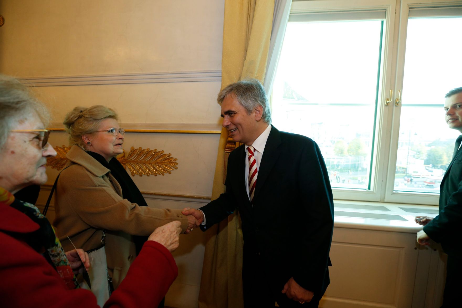 Am 26. Oktober 2013 empfing Bundeskanzler Werner Faymann im Rahmen des Nationalfeiertages Besucherinnen und Besucher im Bundeskanzleramt.
