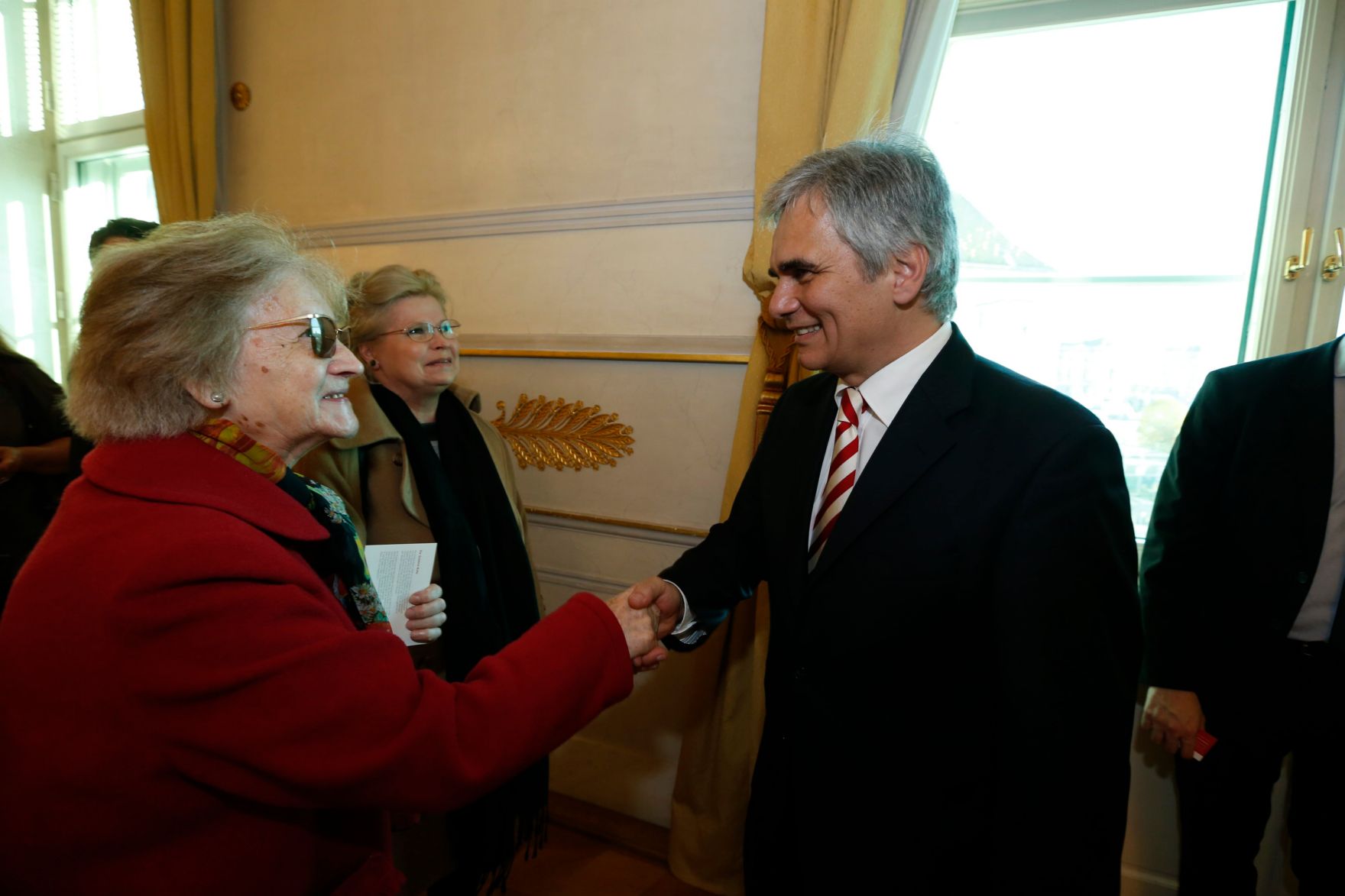 Am 26. Oktober 2013 empfing Bundeskanzler Werner Faymann im Rahmen des Nationalfeiertages Besucherinnen und Besucher im Bundeskanzleramt.