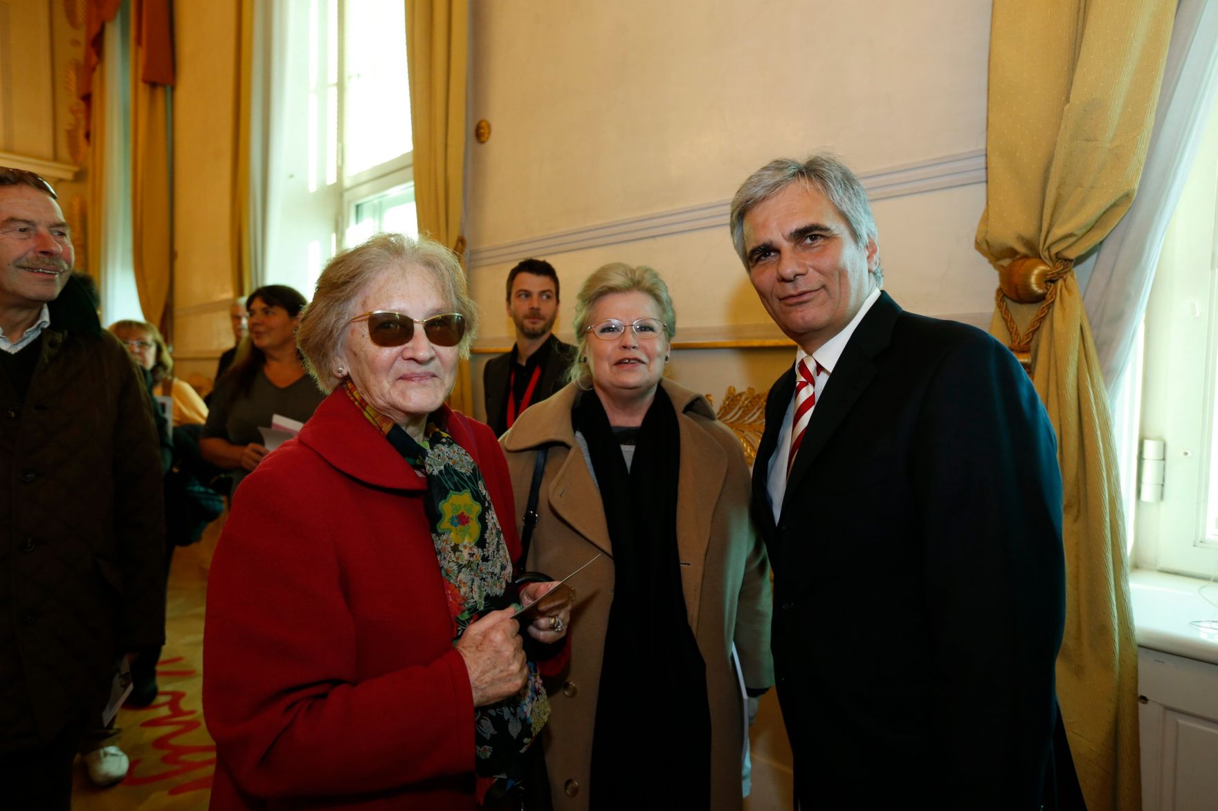 Am 26. Oktober 2013 empfing Bundeskanzler Werner Faymann im Rahmen des Nationalfeiertages Besucherinnen und Besucher im Bundeskanzleramt.