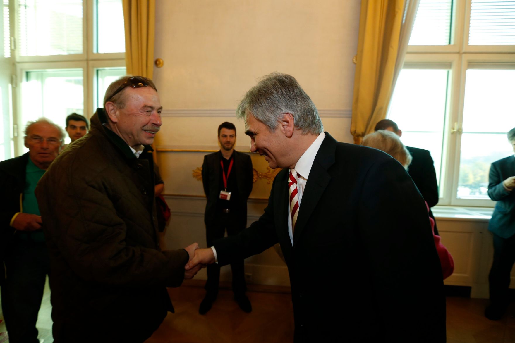 Am 26. Oktober 2013 empfing Bundeskanzler Werner Faymann im Rahmen des Nationalfeiertages Besucherinnen und Besucher im Bundeskanzleramt.