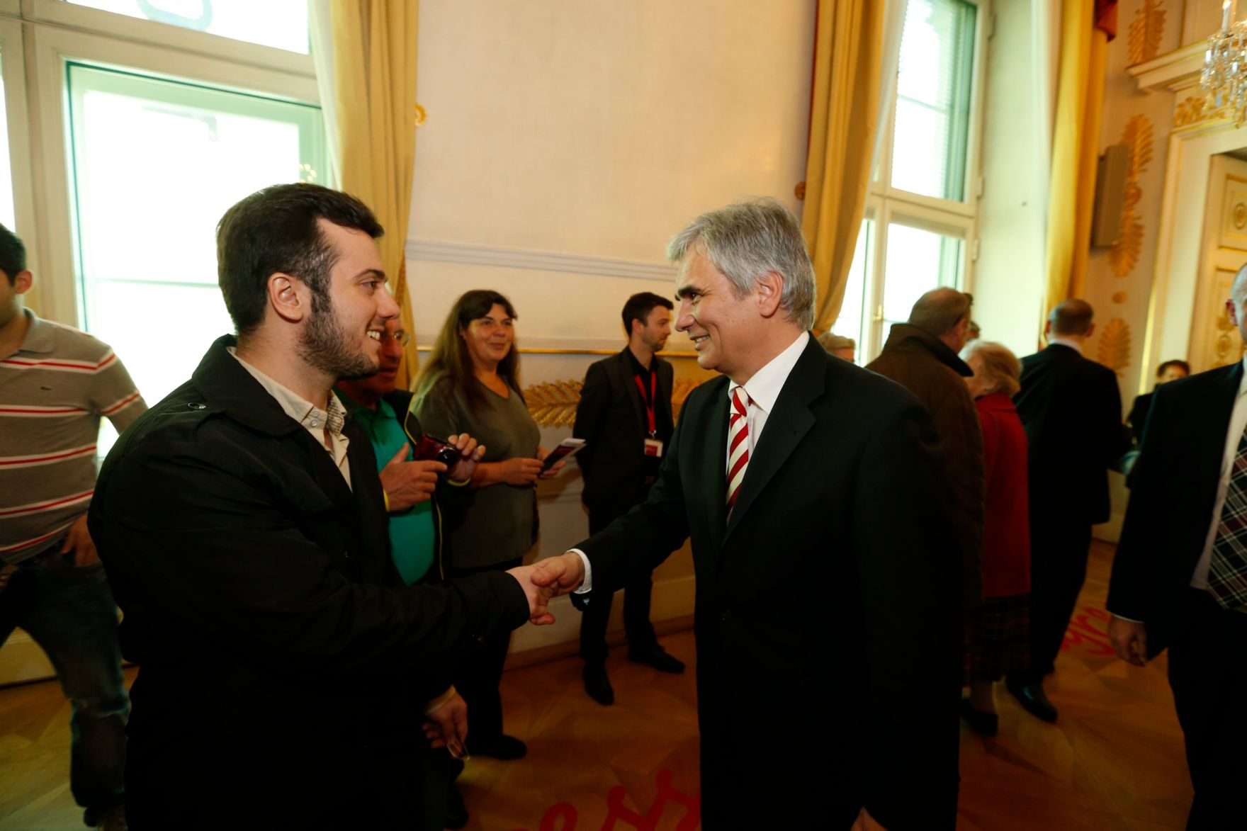Am 26. Oktober 2013 empfing Bundeskanzler Werner Faymann im Rahmen des Nationalfeiertages Besucherinnen und Besucher im Bundeskanzleramt.