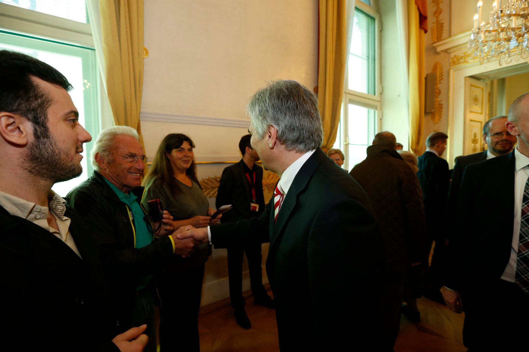 Am 26. Oktober 2013 empfing Bundeskanzler Werner Faymann im Rahmen des Nationalfeiertages Besucherinnen und Besucher im Bundeskanzleramt.