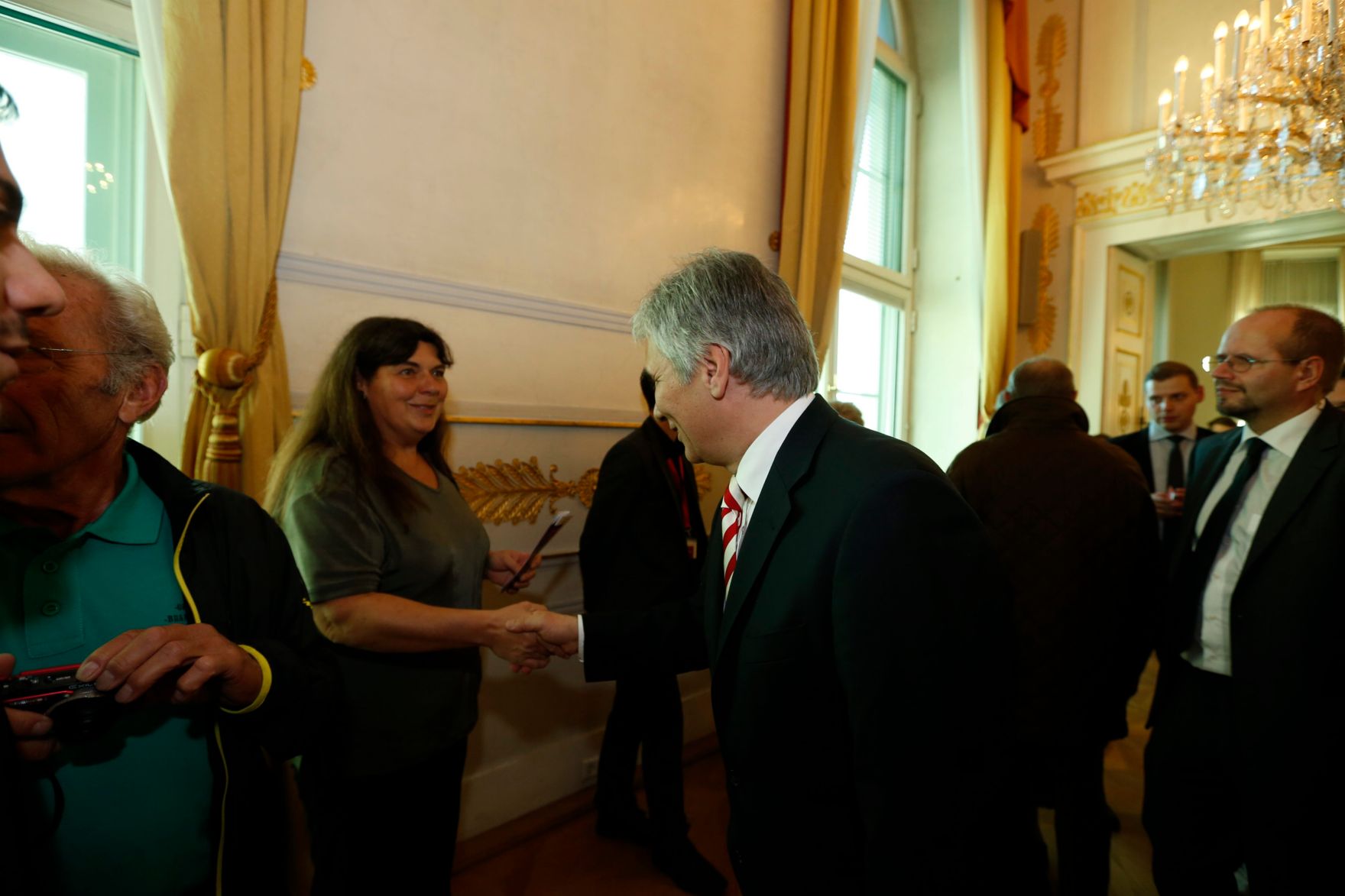 Am 26. Oktober 2013 empfing Bundeskanzler Werner Faymann im Rahmen des Nationalfeiertages Besucherinnen und Besucher im Bundeskanzleramt.