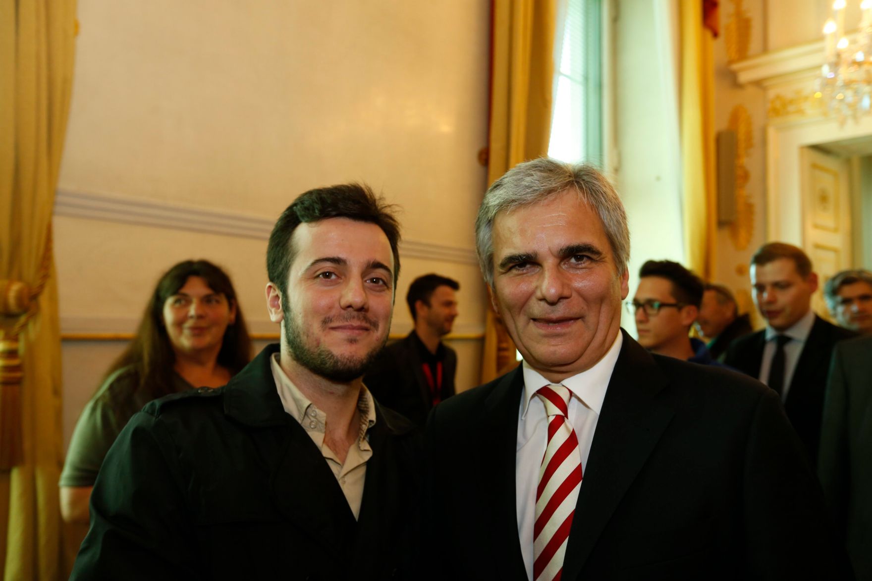 Am 26. Oktober 2013 empfing Bundeskanzler Werner Faymann im Rahmen des Nationalfeiertages Besucherinnen und Besucher im Bundeskanzleramt.