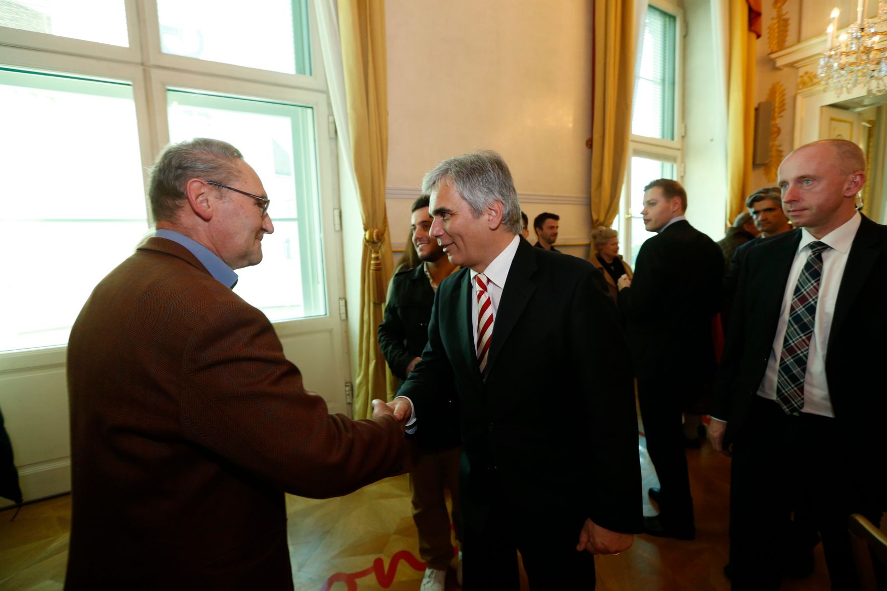 Am 26. Oktober 2013 empfing Bundeskanzler Werner Faymann im Rahmen des Nationalfeiertages Besucherinnen und Besucher im Bundeskanzleramt.