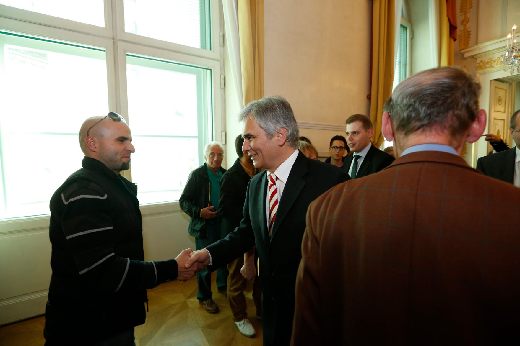 Am 26. Oktober 2013 empfing Bundeskanzler Werner Faymann im Rahmen des Nationalfeiertages Besucherinnen und Besucher im Bundeskanzleramt.