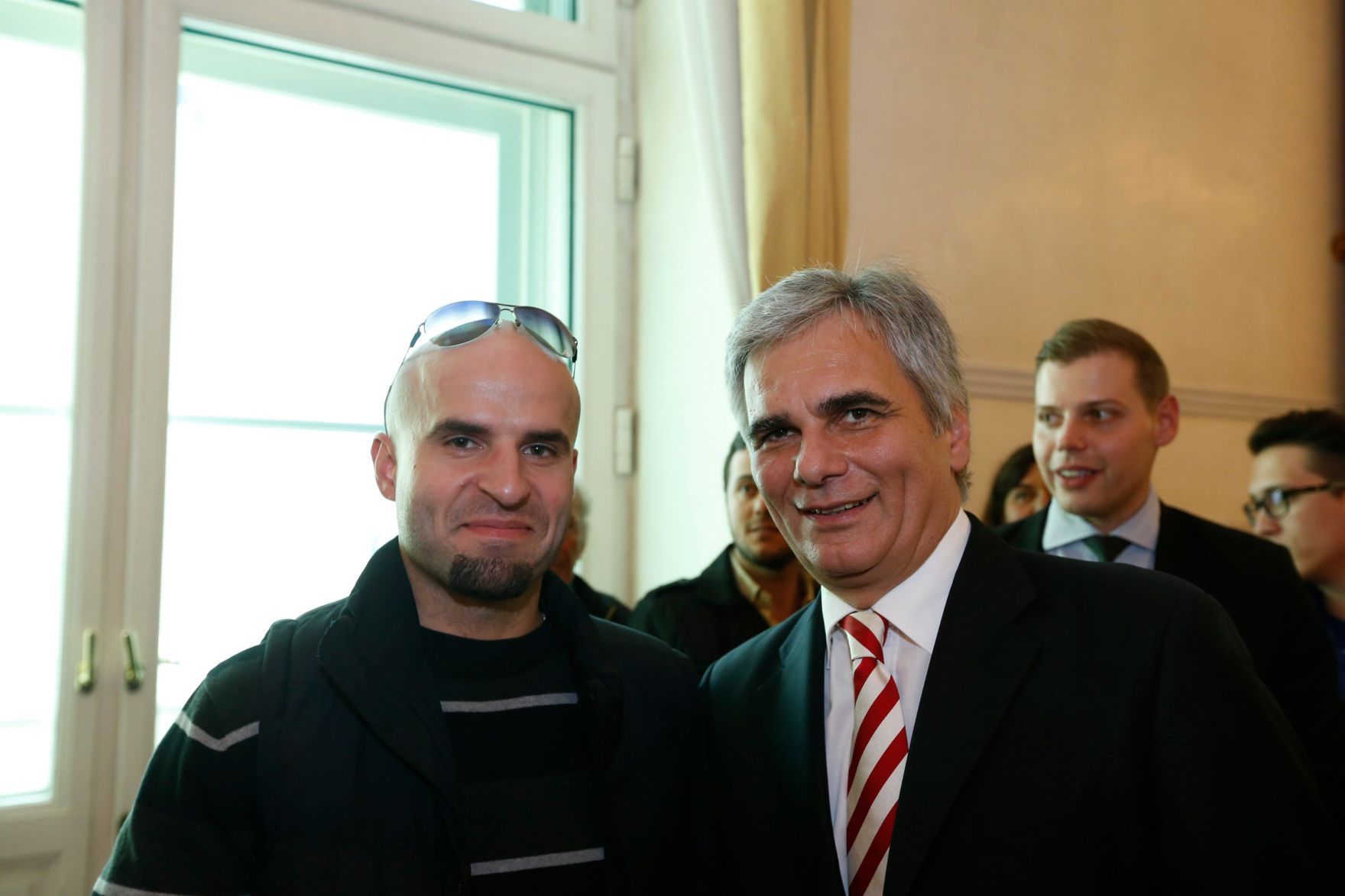 Am 26. Oktober 2013 empfing Bundeskanzler Werner Faymann im Rahmen des Nationalfeiertages Besucherinnen und Besucher im Bundeskanzleramt.