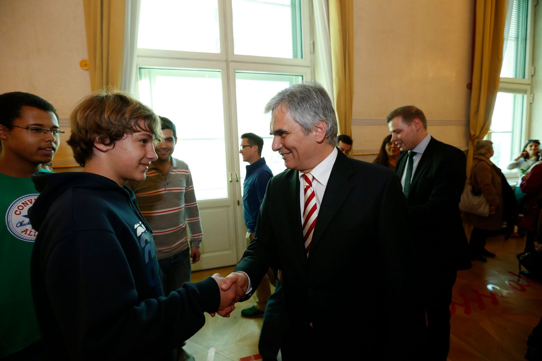Am 26. Oktober 2013 empfing Bundeskanzler Werner Faymann im Rahmen des Nationalfeiertages Besucherinnen und Besucher im Bundeskanzleramt.