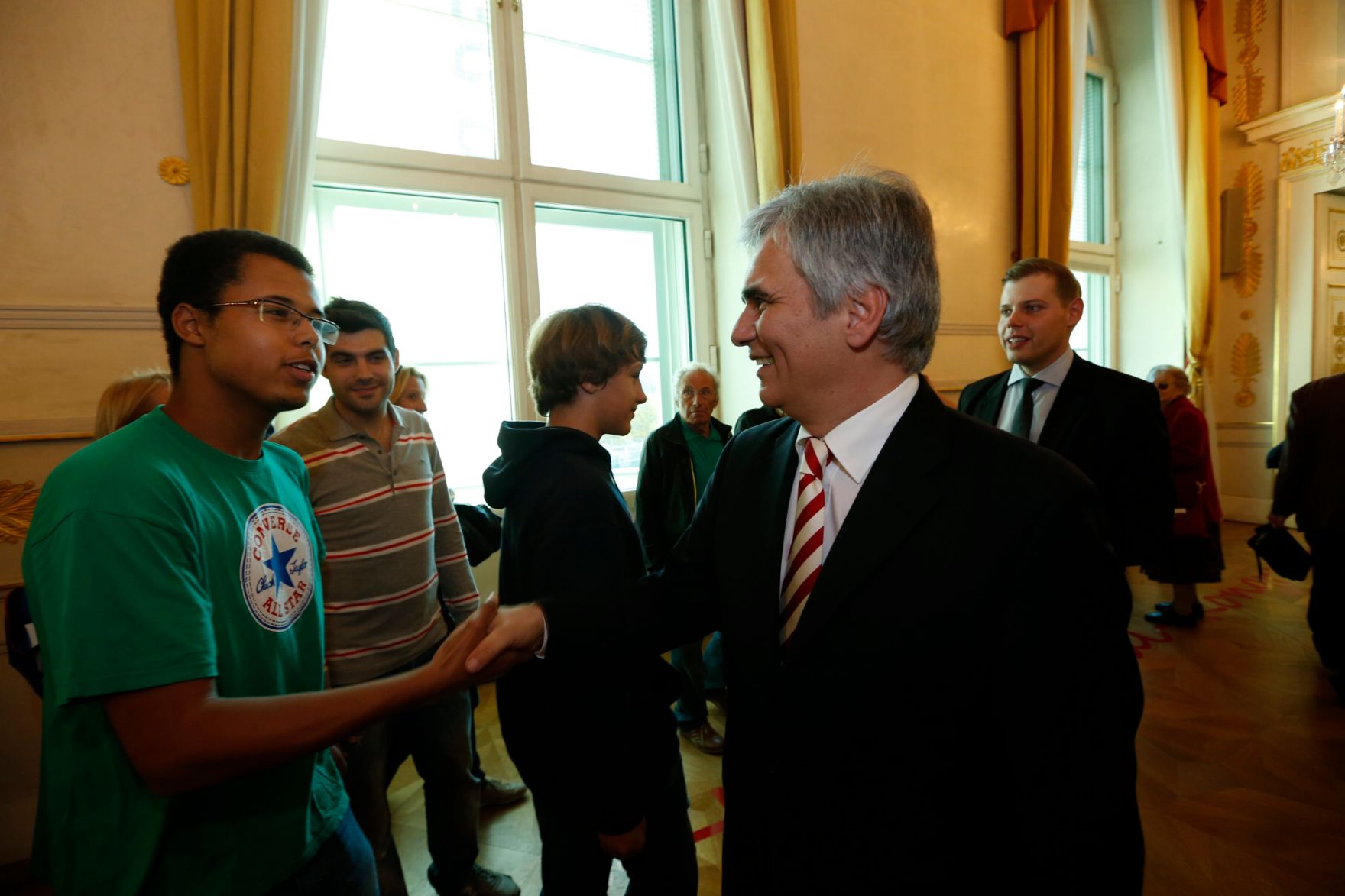 Am 26. Oktober 2013 empfing Bundeskanzler Werner Faymann im Rahmen des Nationalfeiertages Besucherinnen und Besucher im Bundeskanzleramt.