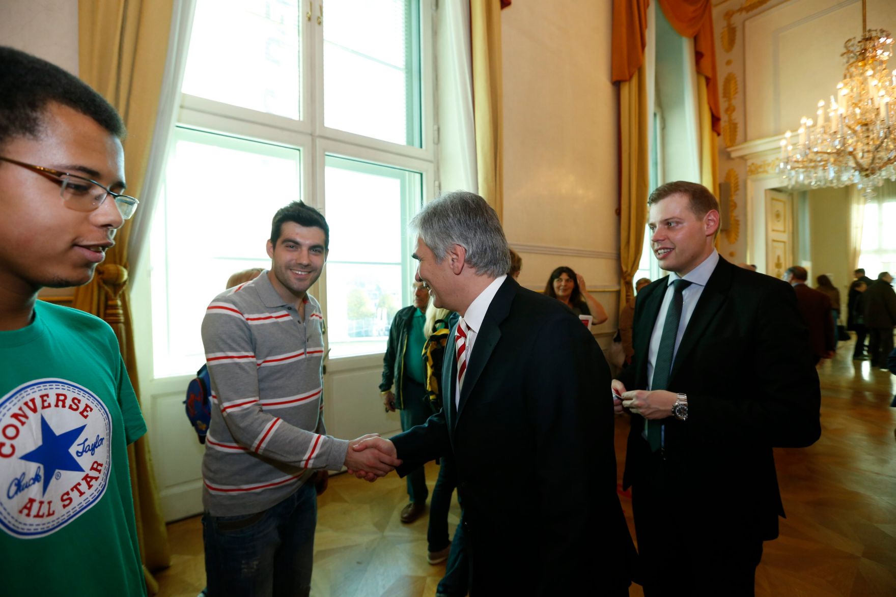 Am 26. Oktober 2013 empfing Bundeskanzler Werner Faymann im Rahmen des Nationalfeiertages Besucherinnen und Besucher im Bundeskanzleramt.