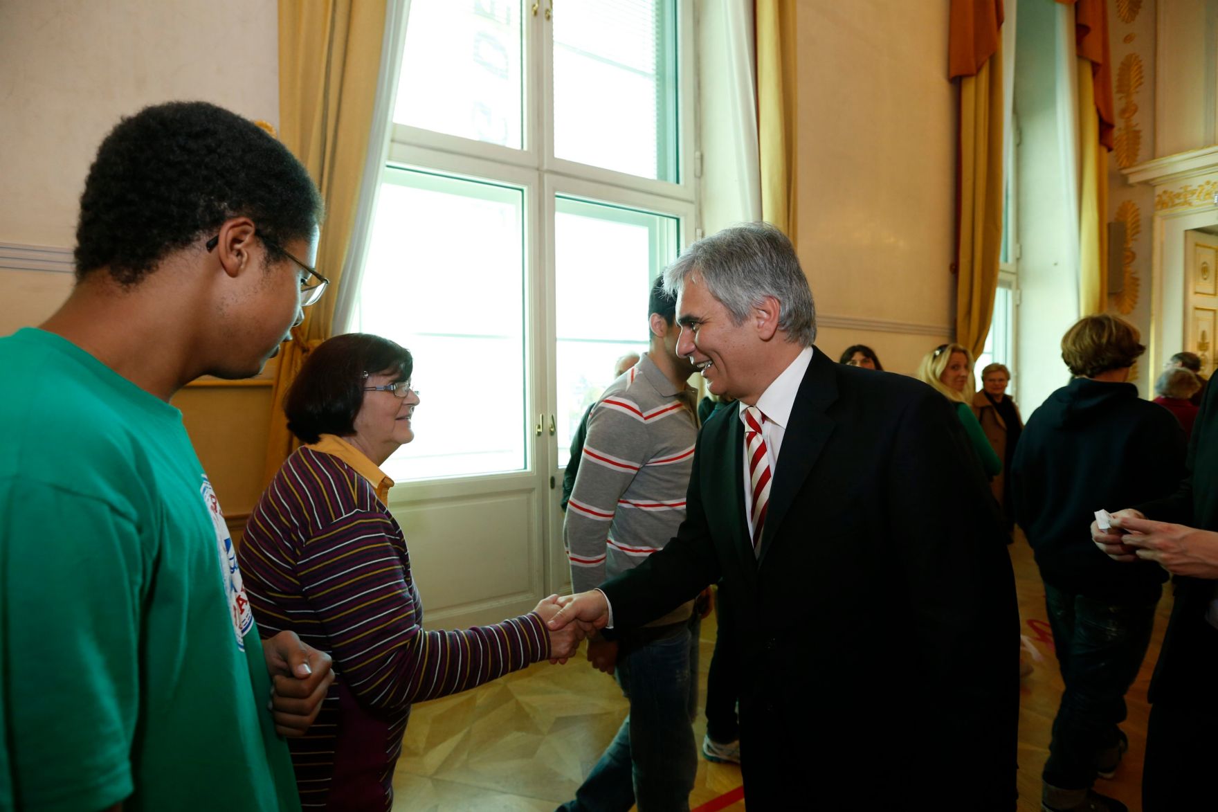 Am 26. Oktober 2013 empfing Bundeskanzler Werner Faymann im Rahmen des Nationalfeiertages Besucherinnen und Besucher im Bundeskanzleramt.