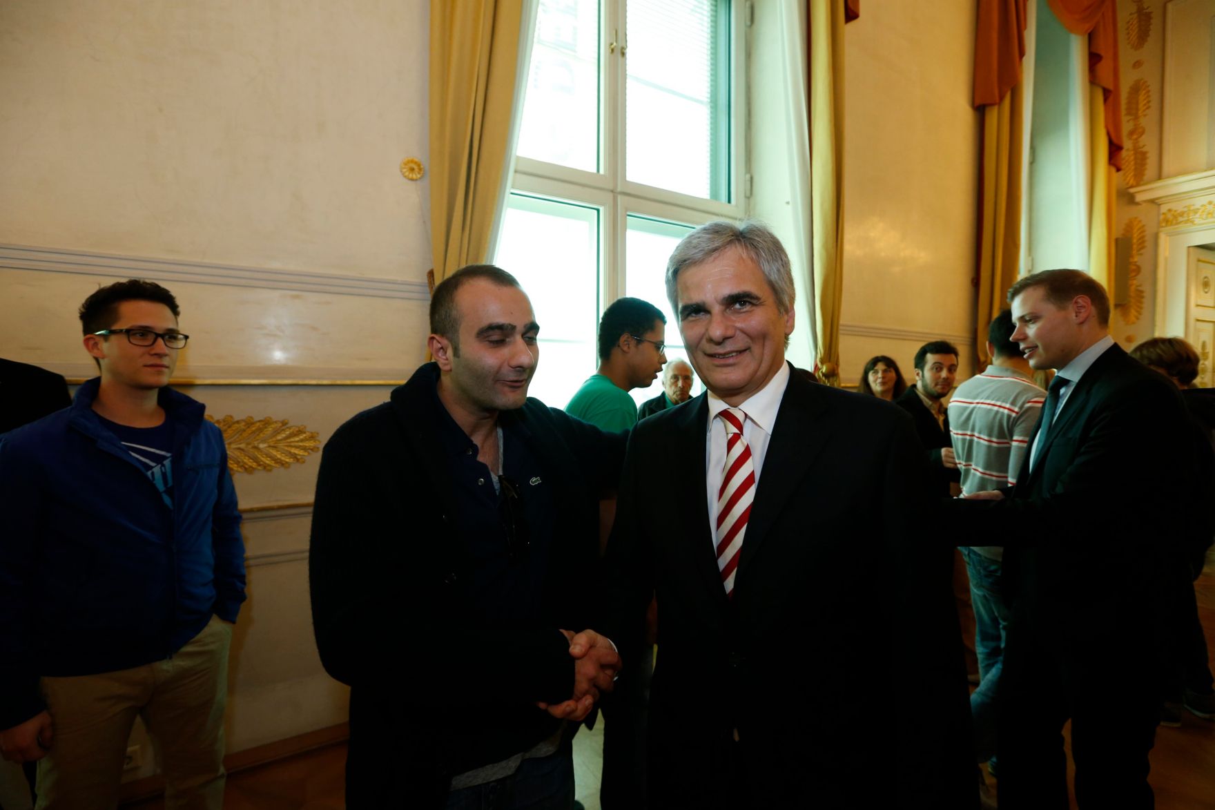 Am 26. Oktober 2013 empfing Bundeskanzler Werner Faymann im Rahmen des Nationalfeiertages Besucherinnen und Besucher im Bundeskanzleramt.
