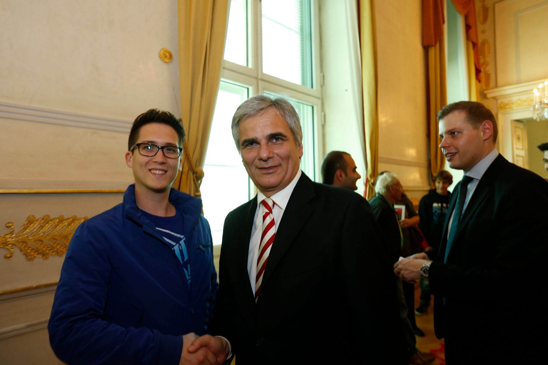 Am 26. Oktober 2013 empfing Bundeskanzler Werner Faymann im Rahmen des Nationalfeiertages Besucherinnen und Besucher im Bundeskanzleramt.