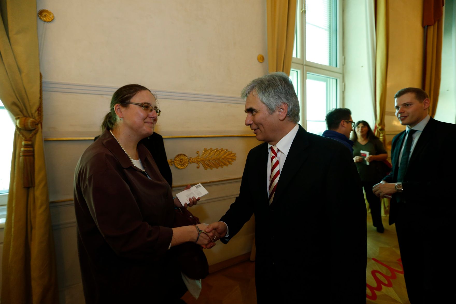 Am 26. Oktober 2013 empfing Bundeskanzler Werner Faymann im Rahmen des Nationalfeiertages Besucherinnen und Besucher im Bundeskanzleramt.