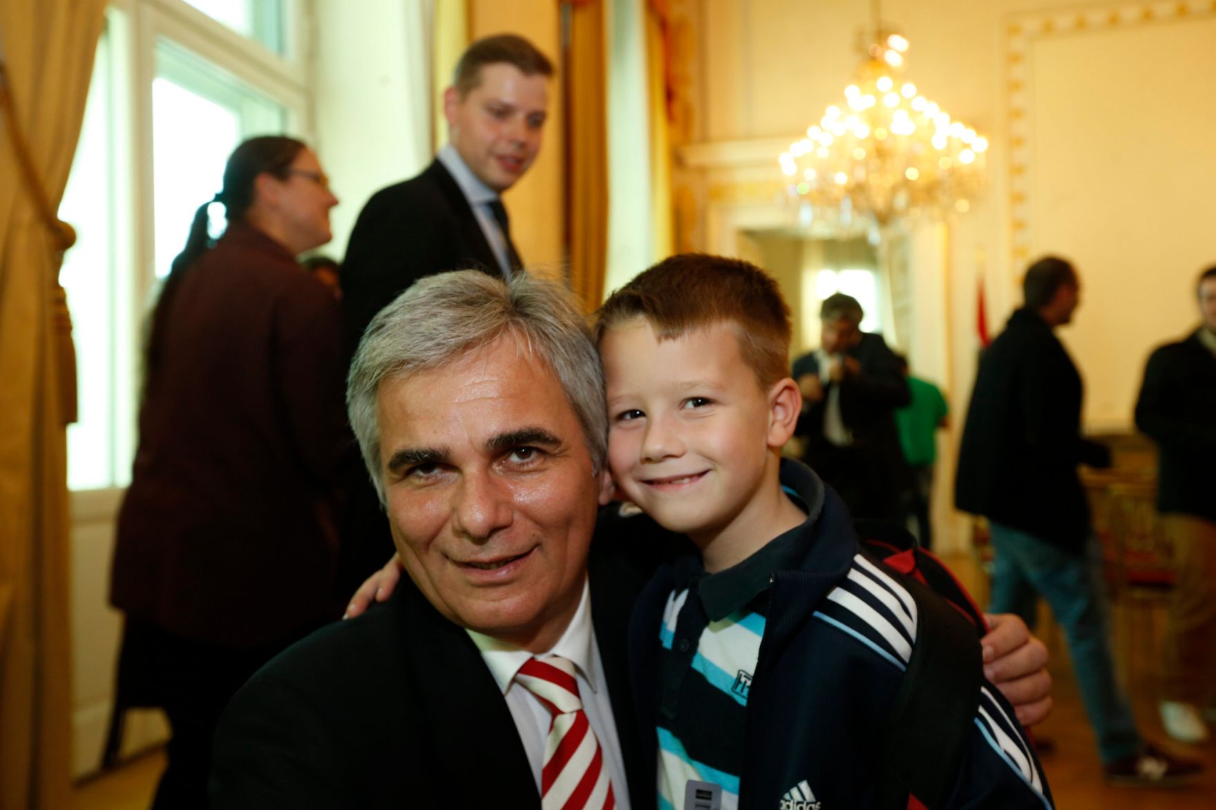 Am 26. Oktober 2013 empfing Bundeskanzler Werner Faymann im Rahmen des Nationalfeiertages Besucherinnen und Besucher im Bundeskanzleramt.
