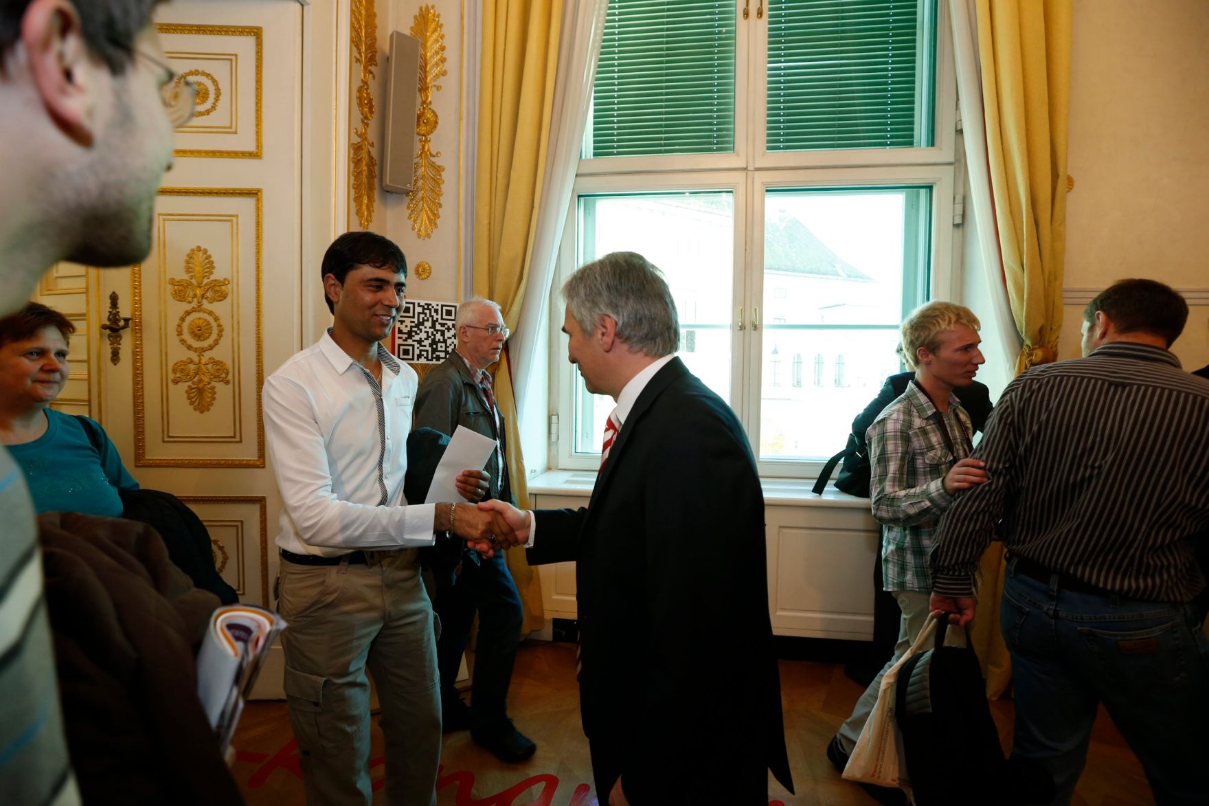 Am 26. Oktober 2013 empfing Bundeskanzler Werner Faymann im Rahmen des Nationalfeiertages Besucherinnen und Besucher im Bundeskanzleramt.