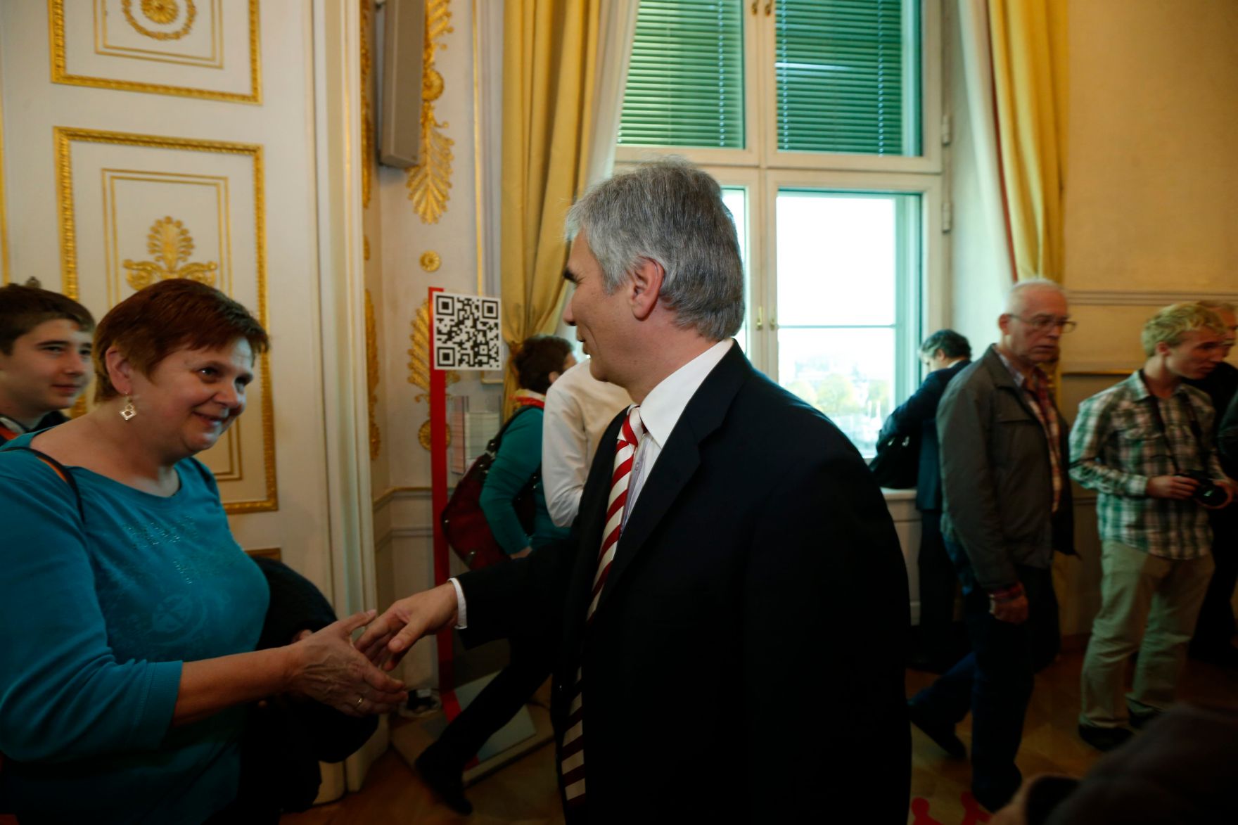 Am 26. Oktober 2013 empfing Bundeskanzler Werner Faymann im Rahmen des Nationalfeiertages Besucherinnen und Besucher im Bundeskanzleramt.