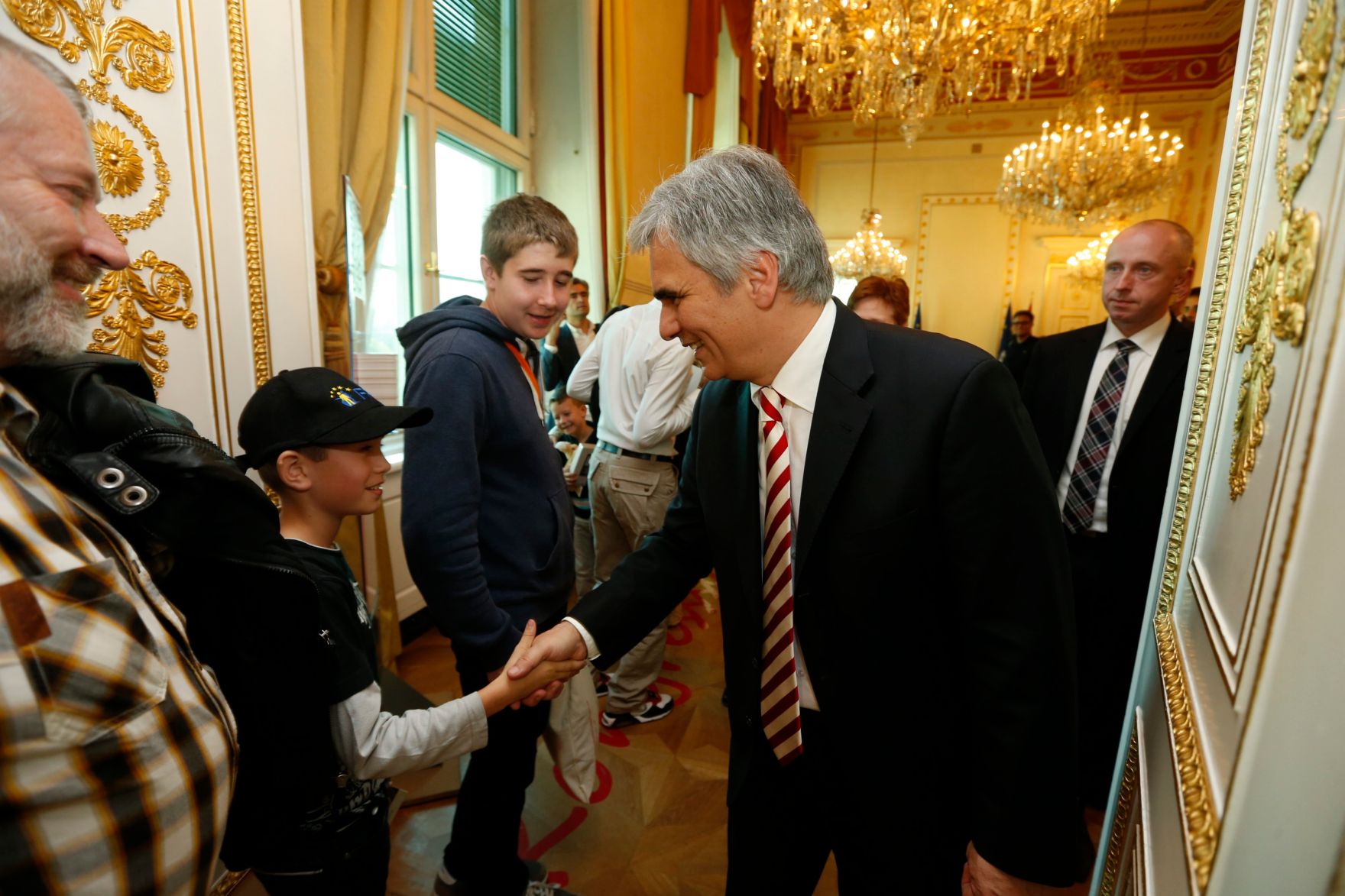 Am 26. Oktober 2013 empfing Bundeskanzler Werner Faymann im Rahmen des Nationalfeiertages Besucherinnen und Besucher im Bundeskanzleramt.