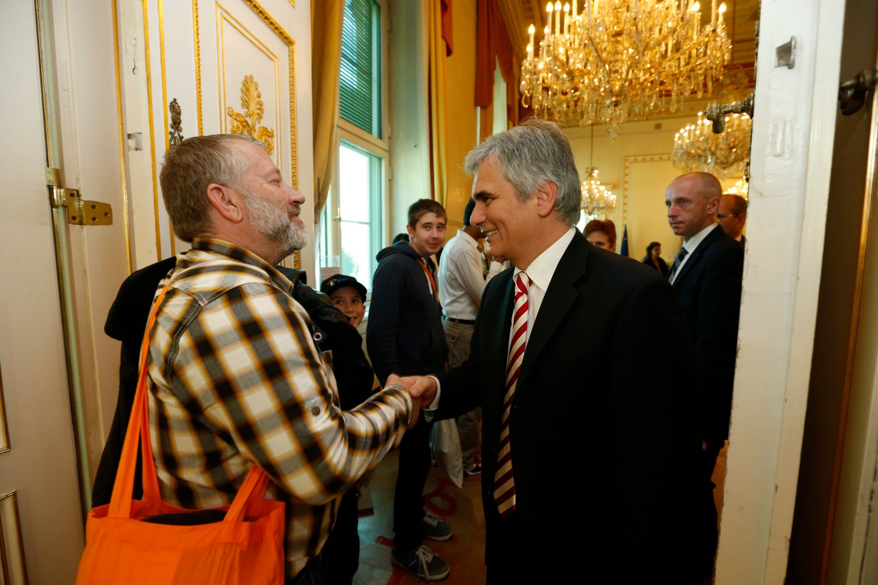 Am 26. Oktober 2013 empfing Bundeskanzler Werner Faymann im Rahmen des Nationalfeiertages Besucherinnen und Besucher im Bundeskanzleramt.