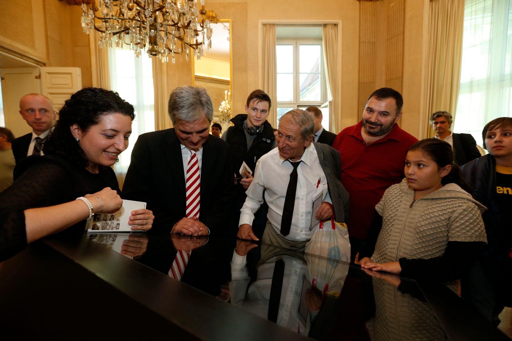 Am 26. Oktober 2013 empfing Bundeskanzler Werner Faymann im Rahmen des Nationalfeiertages Besucherinnen und Besucher im Bundeskanzleramt.