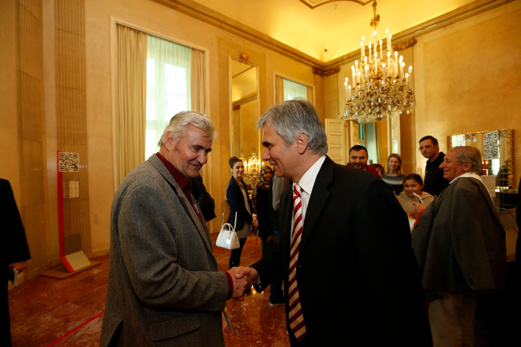 Am 26. Oktober 2013 empfing Bundeskanzler Werner Faymann im Rahmen des Nationalfeiertages Besucherinnen und Besucher im Bundeskanzleramt.