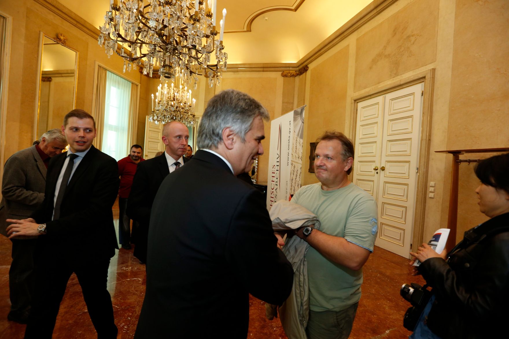 Am 26. Oktober 2013 empfing Bundeskanzler Werner Faymann im Rahmen des Nationalfeiertages Besucherinnen und Besucher im Bundeskanzleramt.