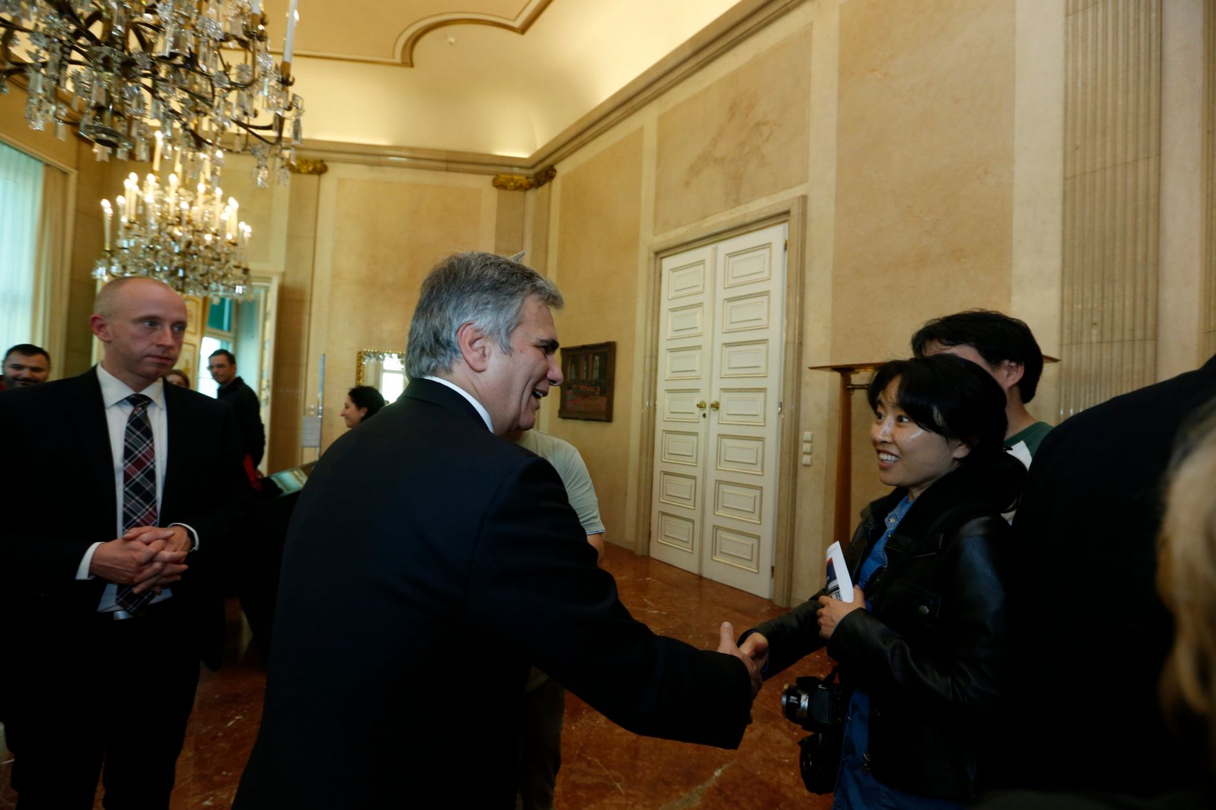 Am 26. Oktober 2013 empfing Bundeskanzler Werner Faymann im Rahmen des Nationalfeiertages Besucherinnen und Besucher im Bundeskanzleramt.