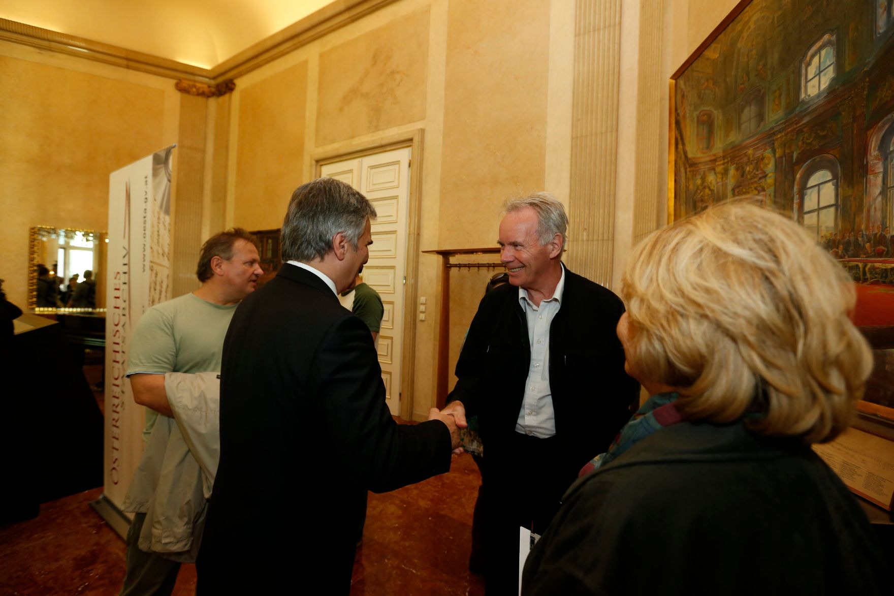 Am 26. Oktober 2013 empfing Bundeskanzler Werner Faymann im Rahmen des Nationalfeiertages Besucherinnen und Besucher im Bundeskanzleramt.