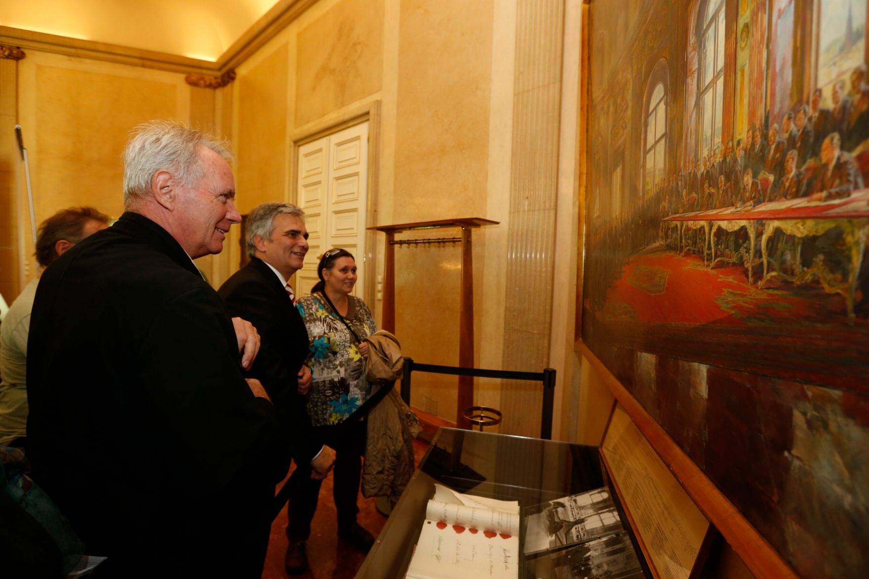 Am 26. Oktober 2013 empfing Bundeskanzler Werner Faymann im Rahmen des Nationalfeiertages Besucherinnen und Besucher im Bundeskanzleramt.