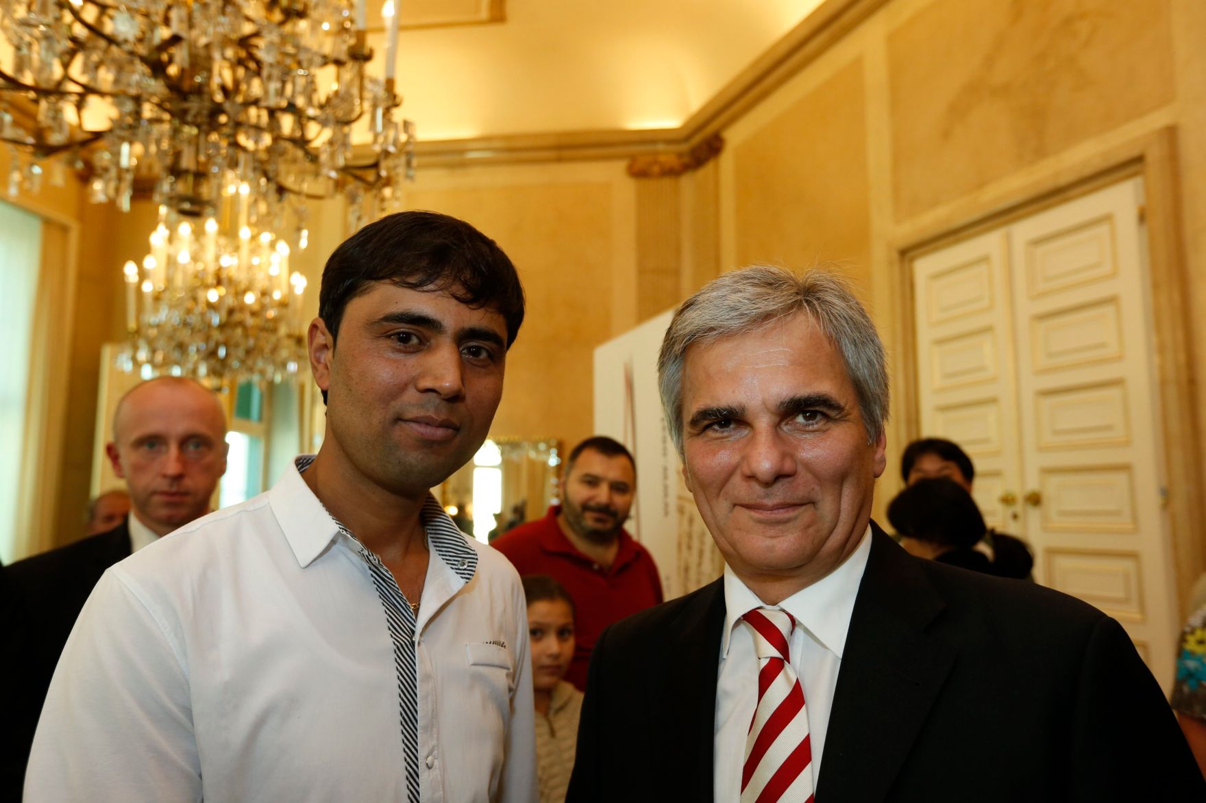 Am 26. Oktober 2013 empfing Bundeskanzler Werner Faymann im Rahmen des Nationalfeiertages Besucherinnen und Besucher im Bundeskanzleramt.