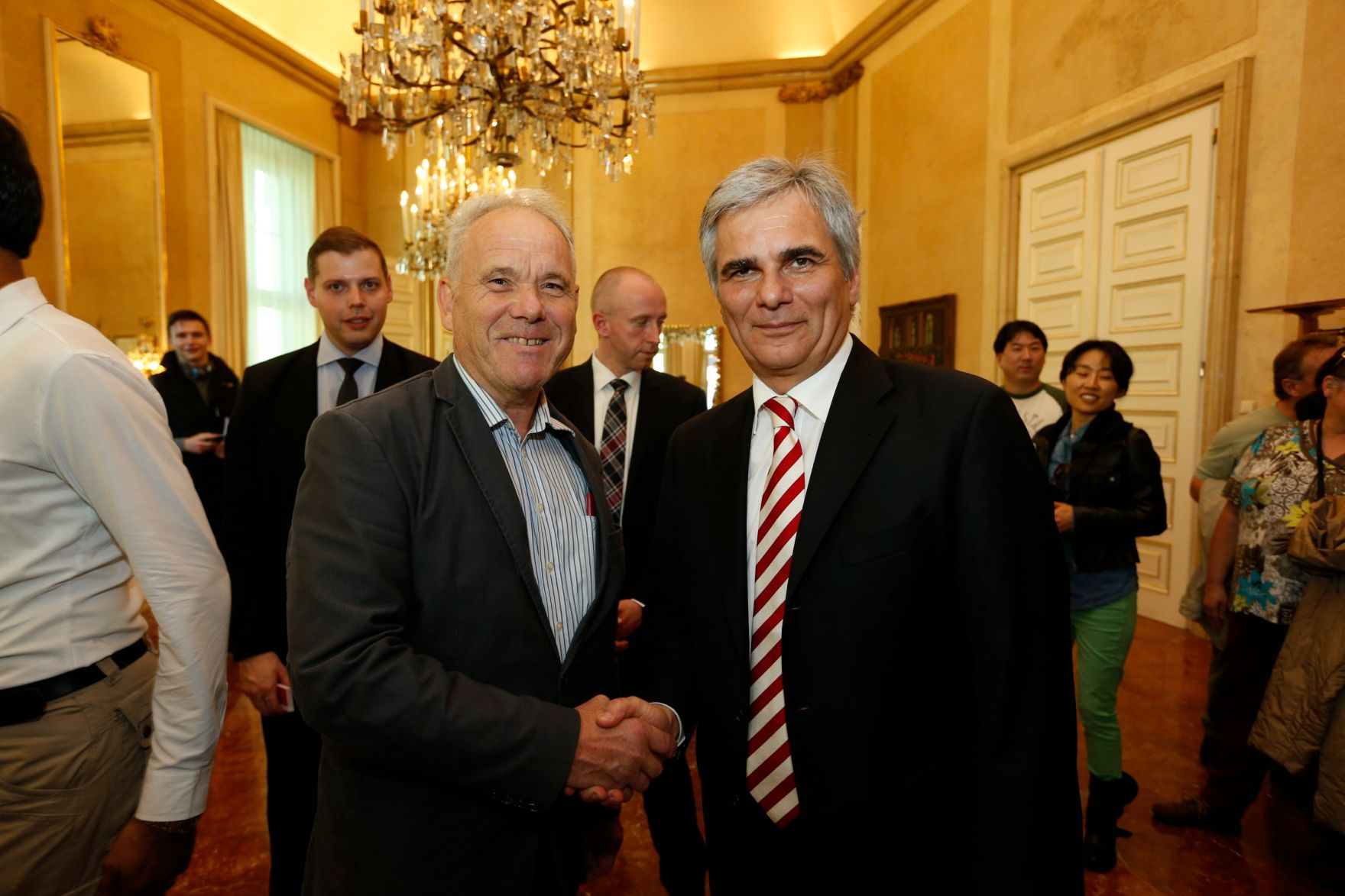 Am 26. Oktober 2013 empfing Bundeskanzler Werner Faymann im Rahmen des Nationalfeiertages Besucherinnen und Besucher im Bundeskanzleramt.