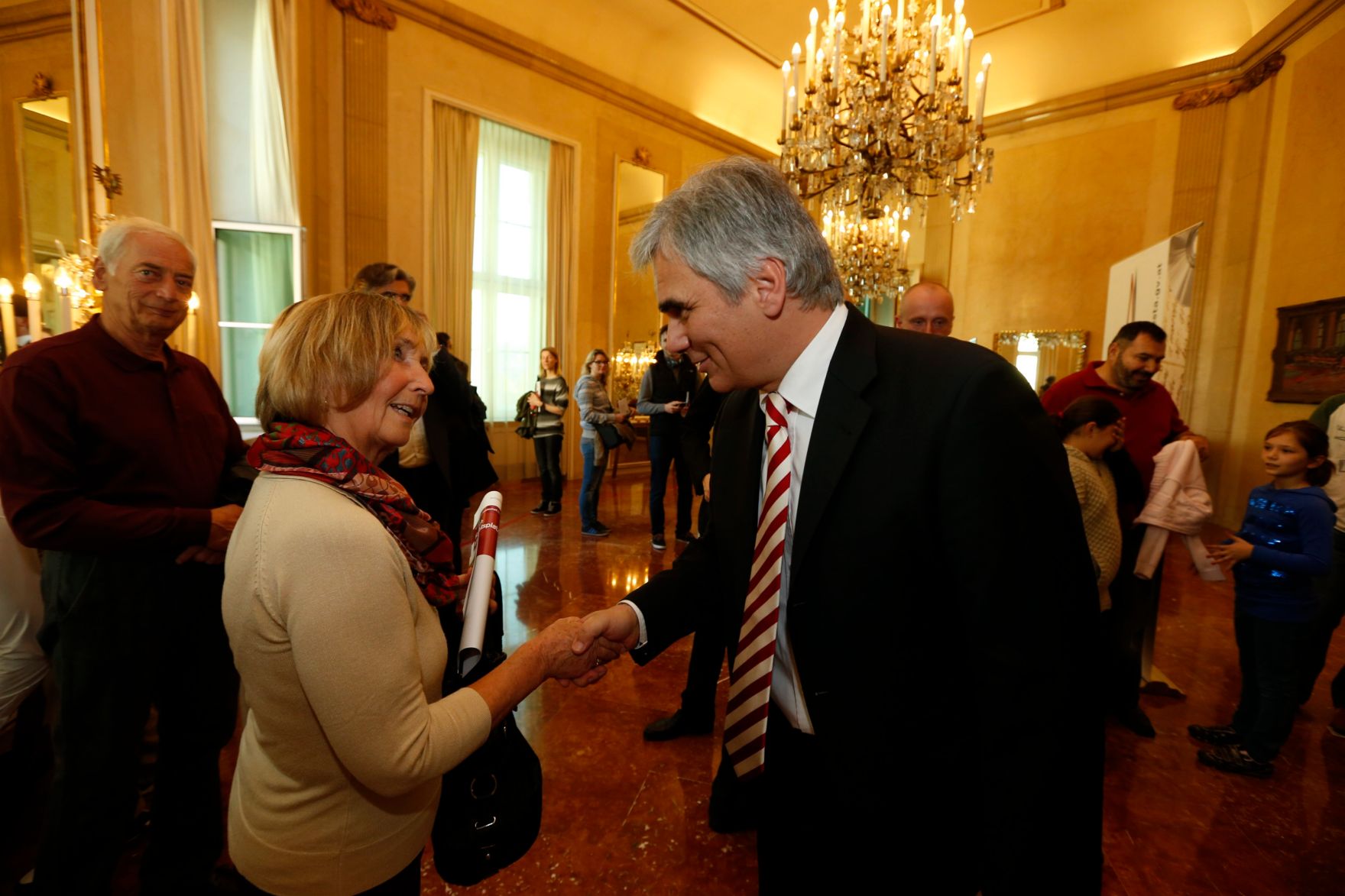 Am 26. Oktober 2013 empfing Bundeskanzler Werner Faymann im Rahmen des Nationalfeiertages Besucherinnen und Besucher im Bundeskanzleramt.