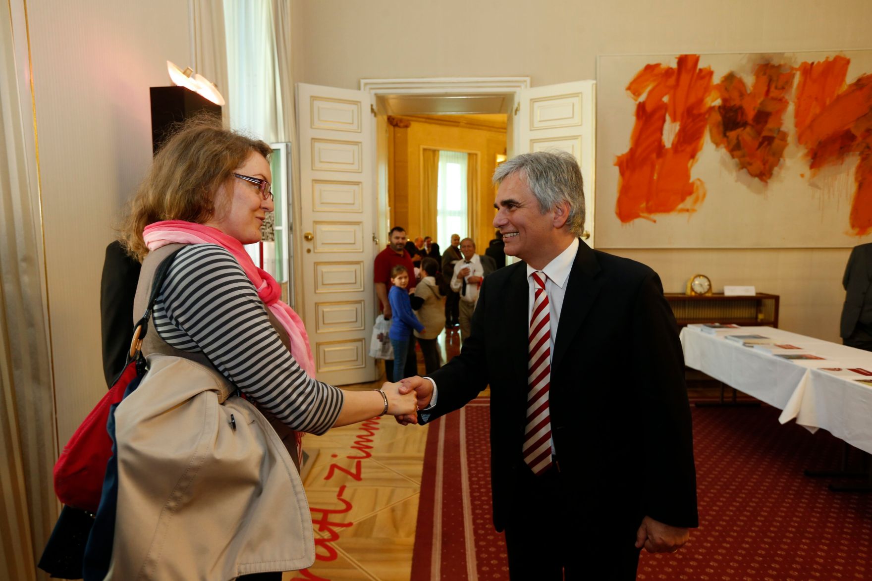 Am 26. Oktober 2013 empfing Bundeskanzler Werner Faymann im Rahmen des Nationalfeiertages Besucherinnen und Besucher im Bundeskanzleramt.
