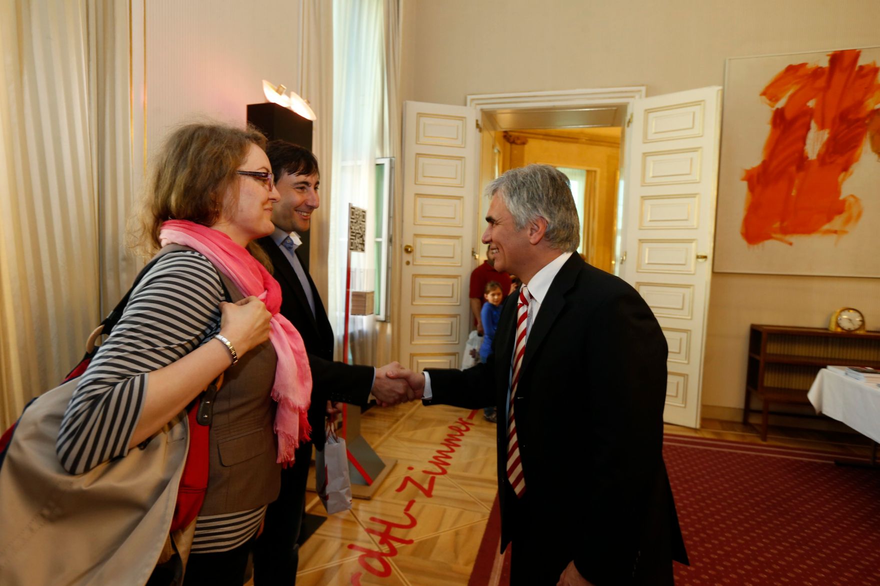 Am 26. Oktober 2013 empfing Bundeskanzler Werner Faymann im Rahmen des Nationalfeiertages Besucherinnen und Besucher im Bundeskanzleramt.