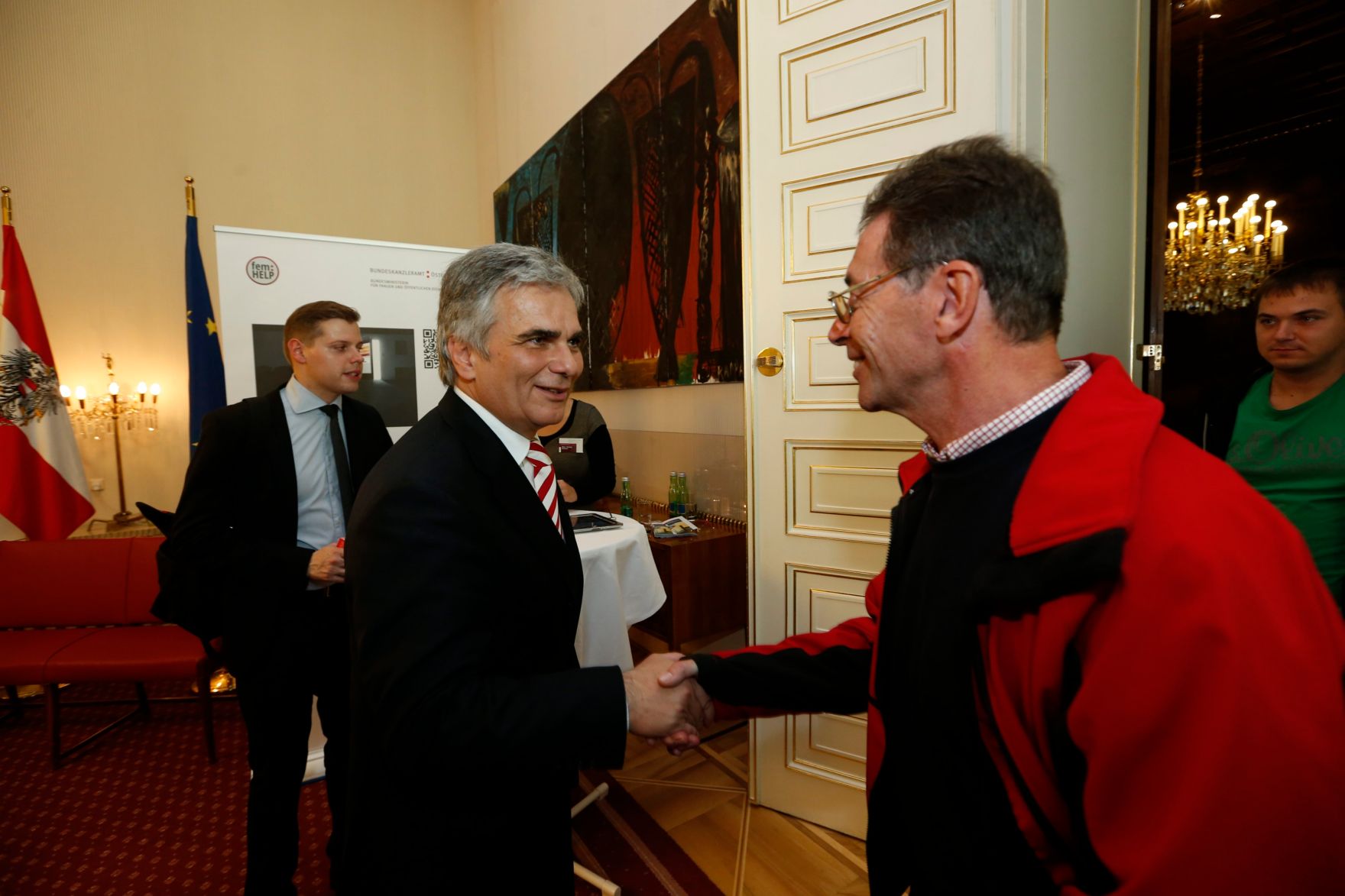 Am 26. Oktober 2013 empfing Bundeskanzler Werner Faymann im Rahmen des Nationalfeiertages Besucherinnen und Besucher im Bundeskanzleramt.