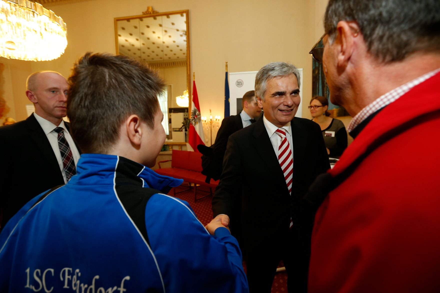 Am 26. Oktober 2013 empfing Bundeskanzler Werner Faymann im Rahmen des Nationalfeiertages Besucherinnen und Besucher im Bundeskanzleramt.