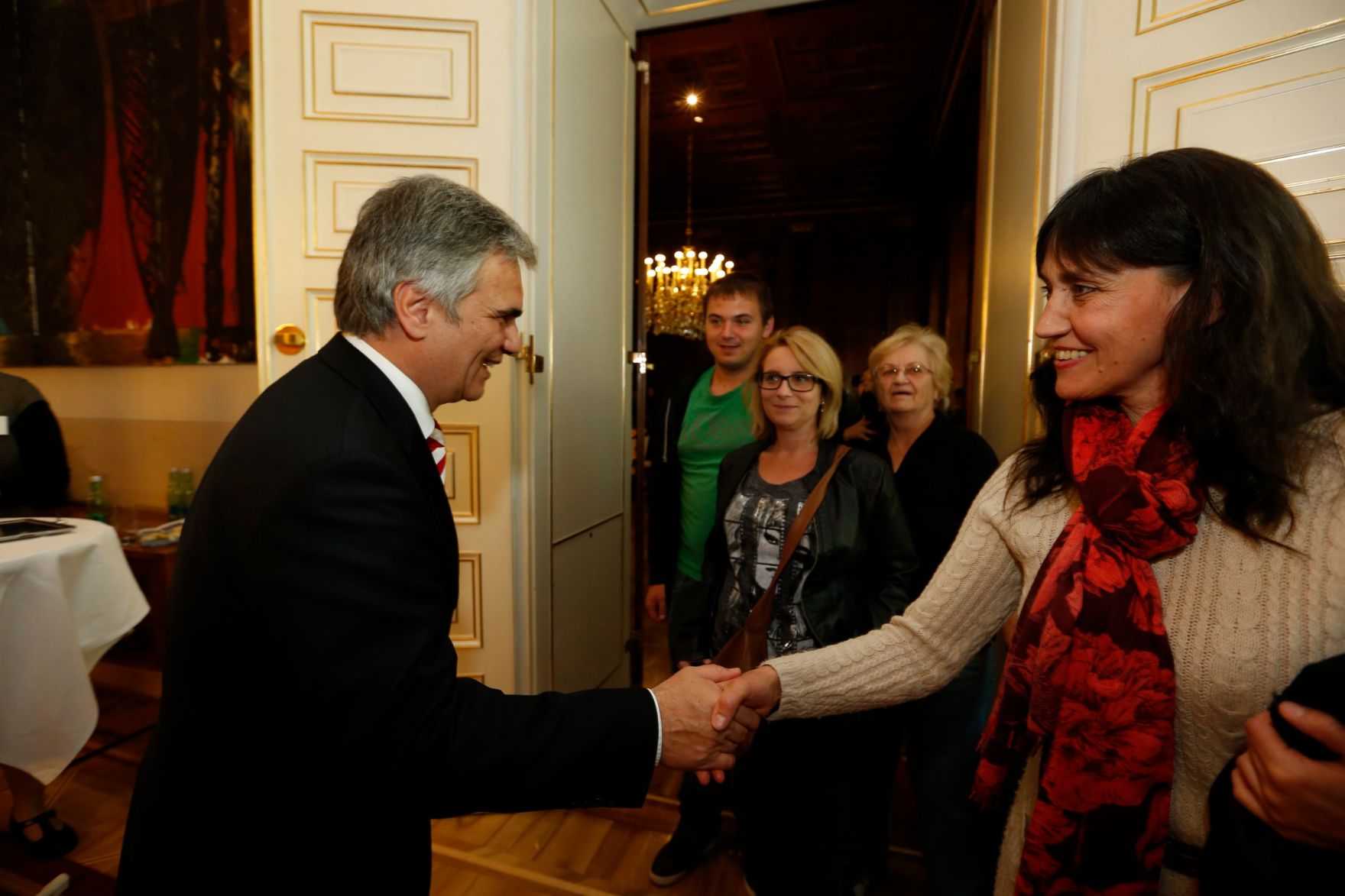 Am 26. Oktober 2013 empfing Bundeskanzler Werner Faymann im Rahmen des Nationalfeiertages Besucherinnen und Besucher im Bundeskanzleramt.