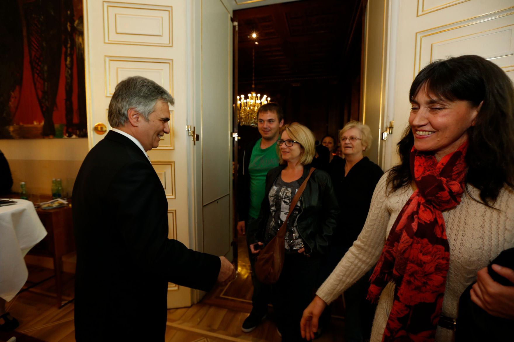 Am 26. Oktober 2013 empfing Bundeskanzler Werner Faymann im Rahmen des Nationalfeiertages Besucherinnen und Besucher im Bundeskanzleramt.