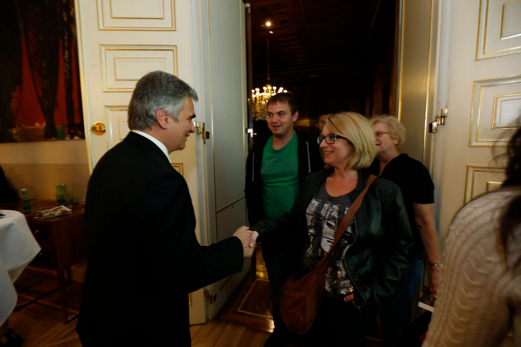 Am 26. Oktober 2013 empfing Bundeskanzler Werner Faymann im Rahmen des Nationalfeiertages Besucherinnen und Besucher im Bundeskanzleramt.