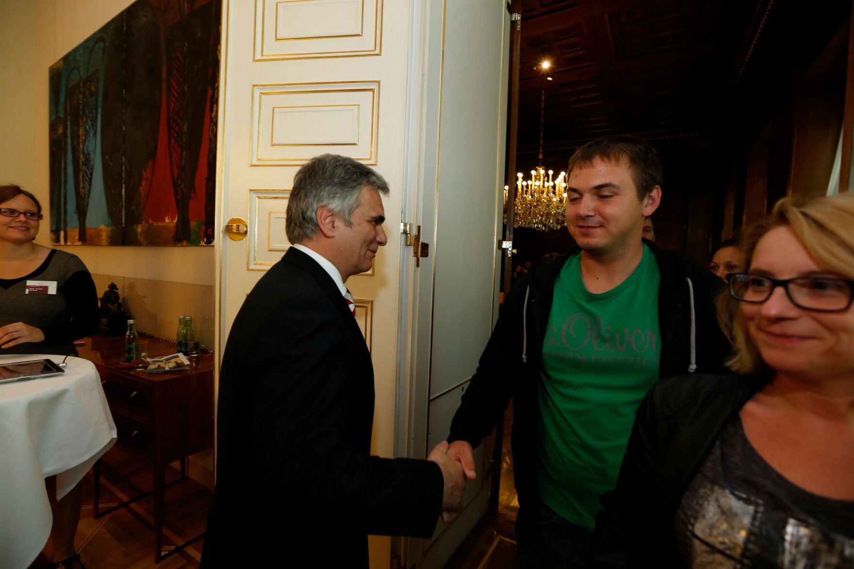 Am 26. Oktober 2013 empfing Bundeskanzler Werner Faymann im Rahmen des Nationalfeiertages Besucherinnen und Besucher im Bundeskanzleramt.