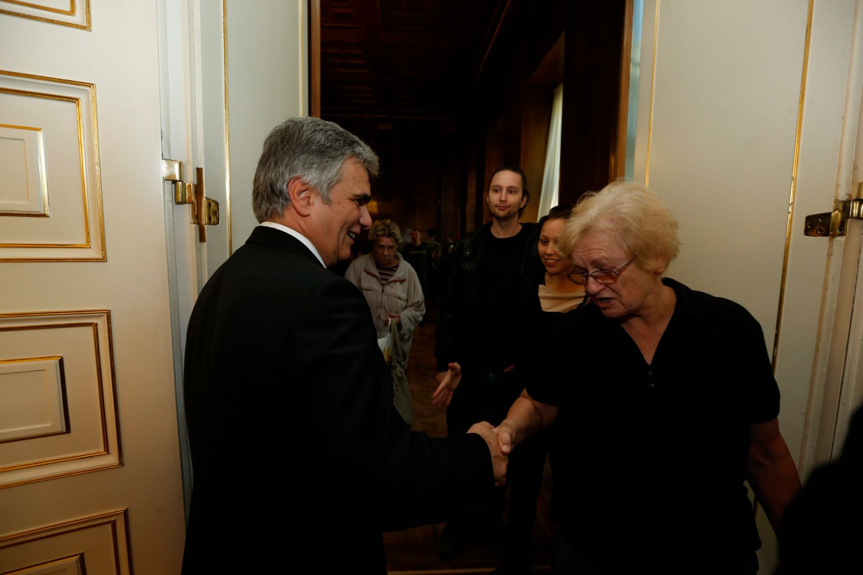 Am 26. Oktober 2013 empfing Bundeskanzler Werner Faymann im Rahmen des Nationalfeiertages Besucherinnen und Besucher im Bundeskanzleramt.