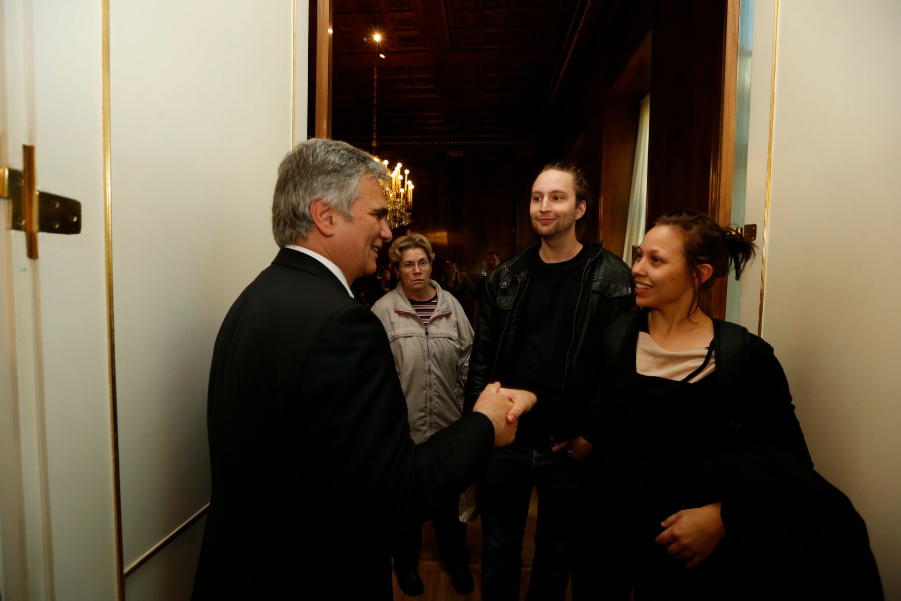 Am 26. Oktober 2013 empfing Bundeskanzler Werner Faymann im Rahmen des Nationalfeiertages Besucherinnen und Besucher im Bundeskanzleramt.