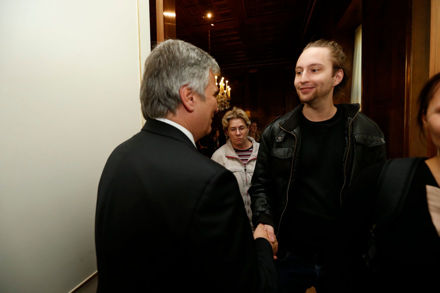 Am 26. Oktober 2013 empfing Bundeskanzler Werner Faymann im Rahmen des Nationalfeiertages Besucherinnen und Besucher im Bundeskanzleramt.