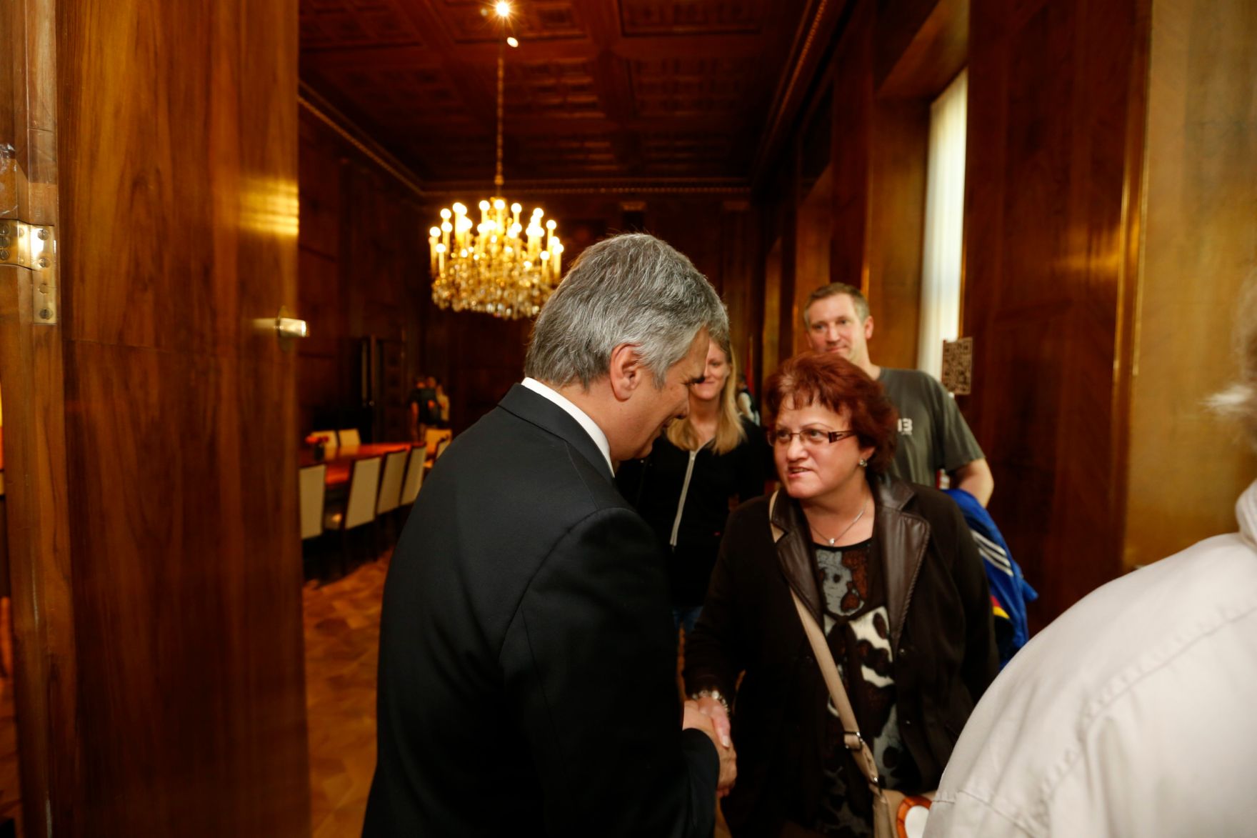 Am 26. Oktober 2013 empfing Bundeskanzler Werner Faymann im Rahmen des Nationalfeiertages Besucherinnen und Besucher im Bundeskanzleramt.