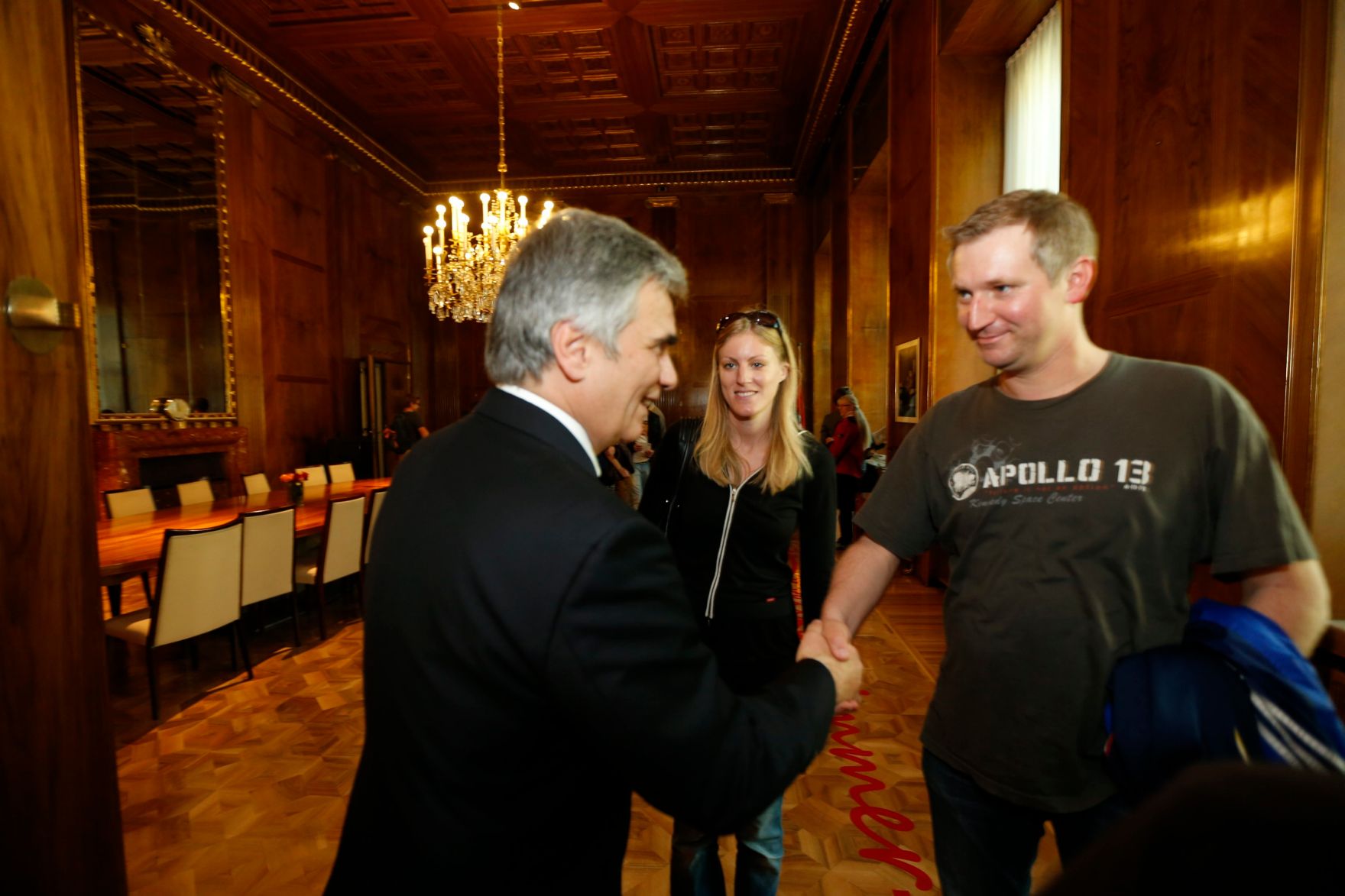 Am 26. Oktober 2013 empfing Bundeskanzler Werner Faymann im Rahmen des Nationalfeiertages Besucherinnen und Besucher im Bundeskanzleramt.