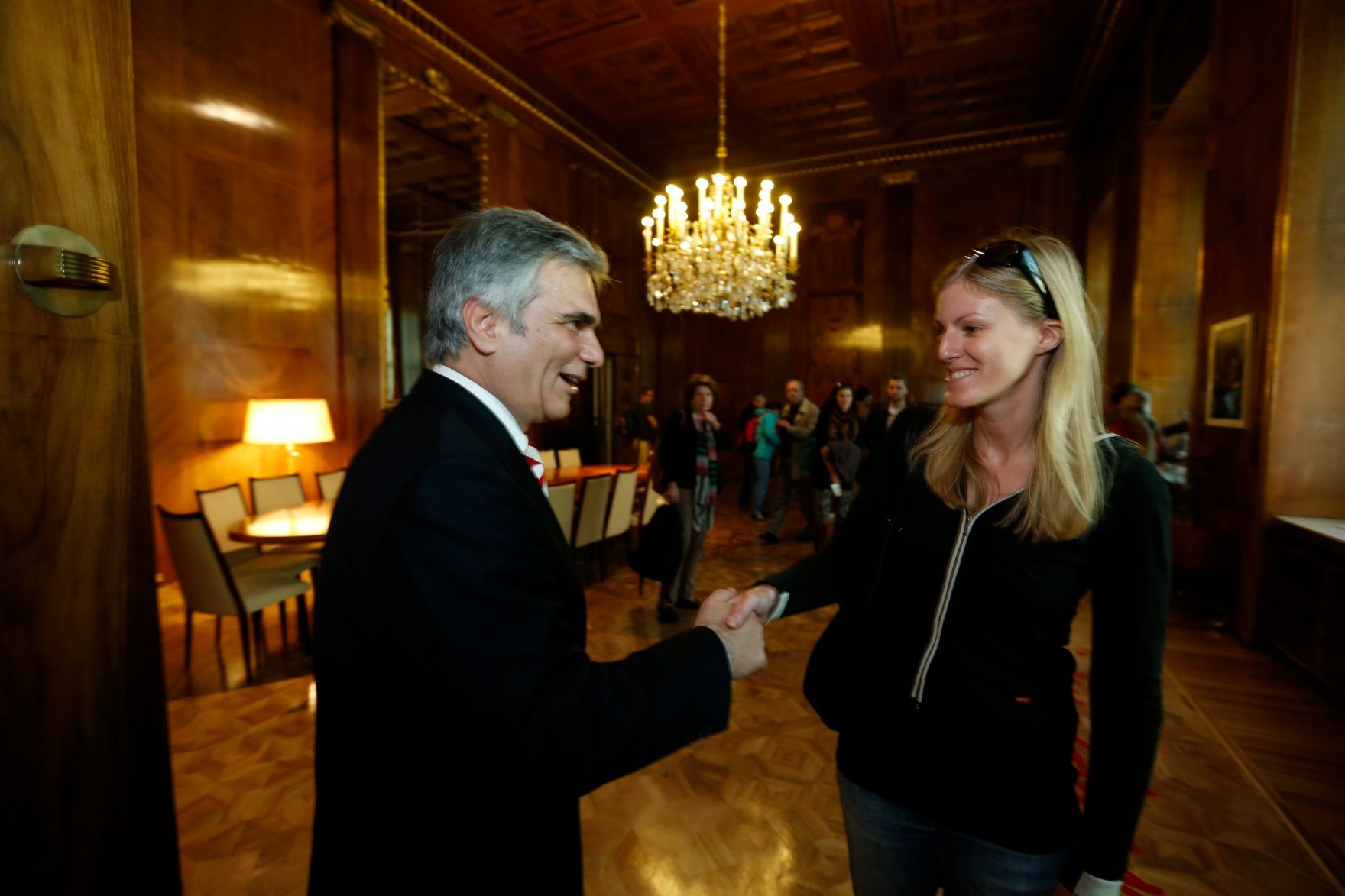 Am 26. Oktober 2013 empfing Bundeskanzler Werner Faymann im Rahmen des Nationalfeiertages Besucherinnen und Besucher im Bundeskanzleramt.