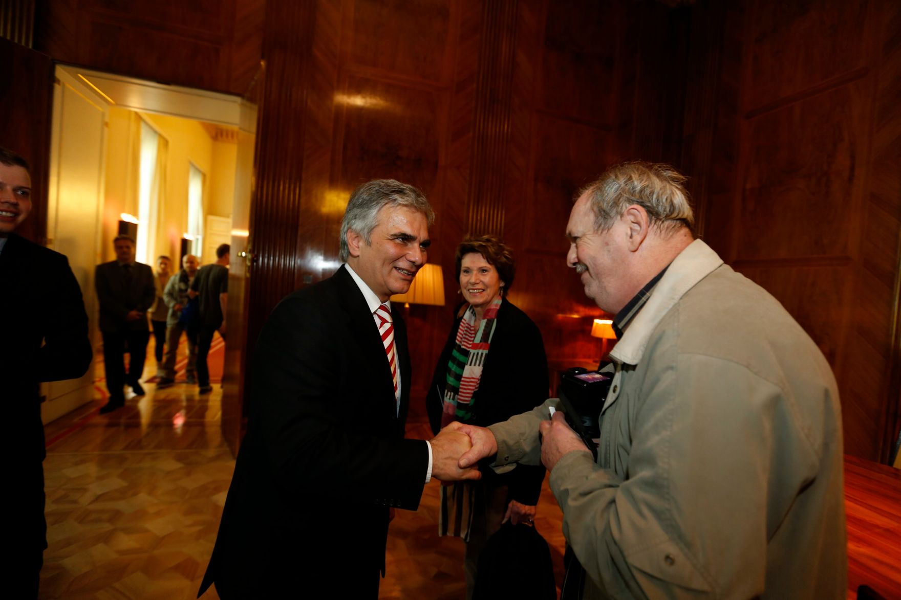 Am 26. Oktober 2013 empfing Bundeskanzler Werner Faymann im Rahmen des Nationalfeiertages Besucherinnen und Besucher im Bundeskanzleramt.