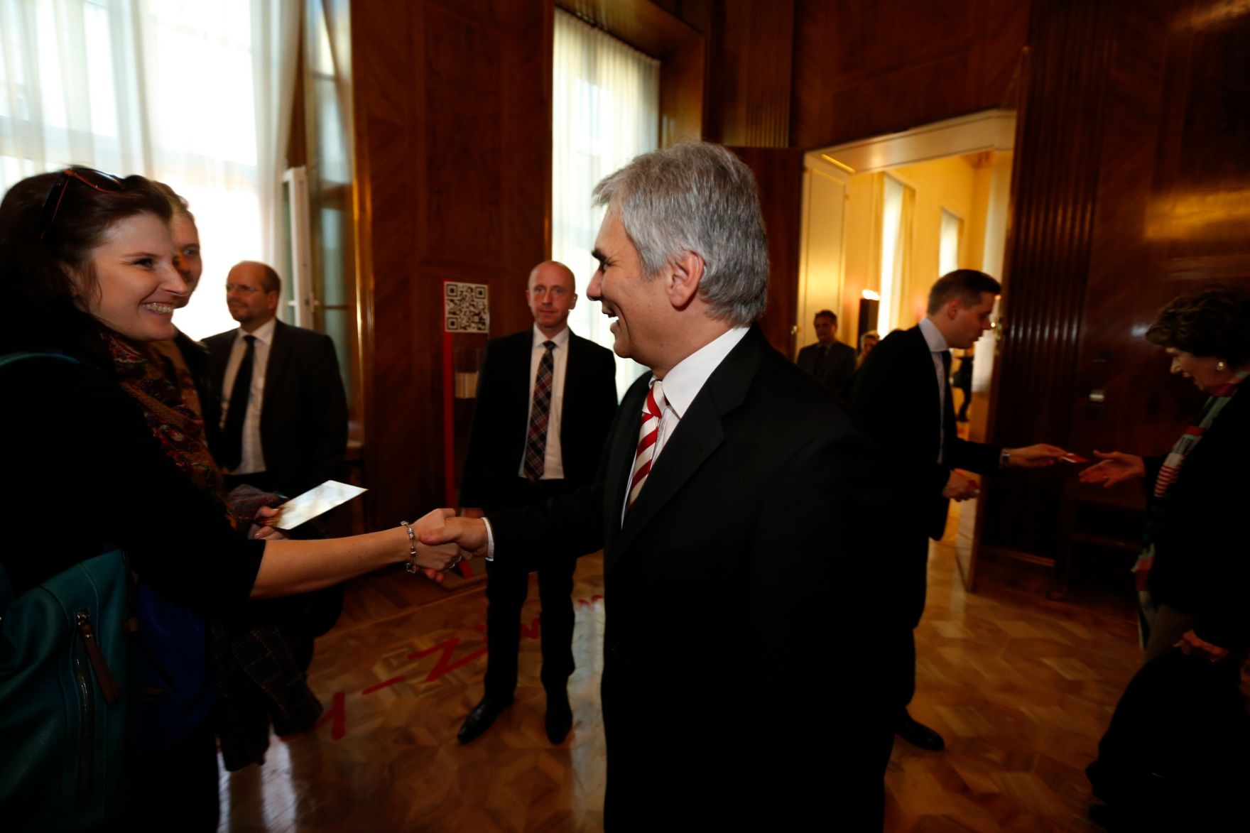 Am 26. Oktober 2013 empfing Bundeskanzler Werner Faymann im Rahmen des Nationalfeiertages Besucherinnen und Besucher im Bundeskanzleramt.