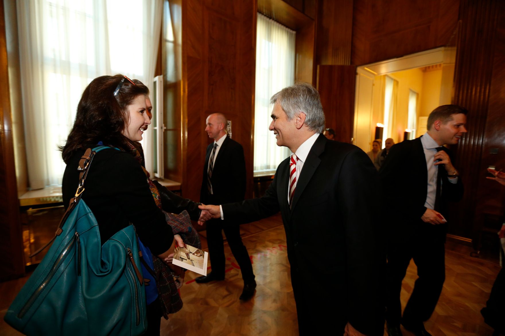 Am 26. Oktober 2013 empfing Bundeskanzler Werner Faymann im Rahmen des Nationalfeiertages Besucherinnen und Besucher im Bundeskanzleramt.